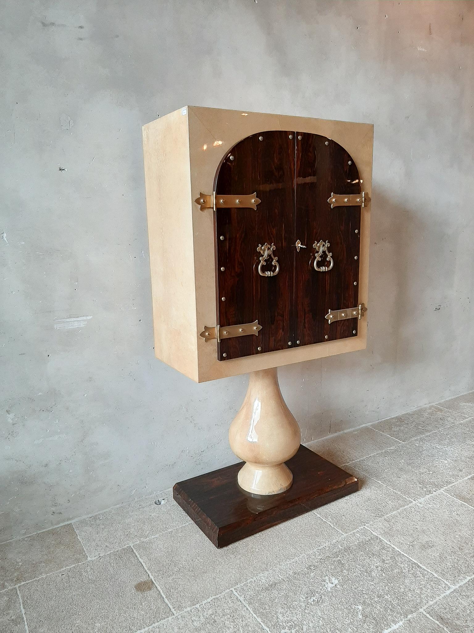 Barschrank aus der Mitte des Jahrhunderts von Aldo Tura aus Holz und Ziegenleder „Parchment“ 1950er Jahre (Italienisch) im Angebot