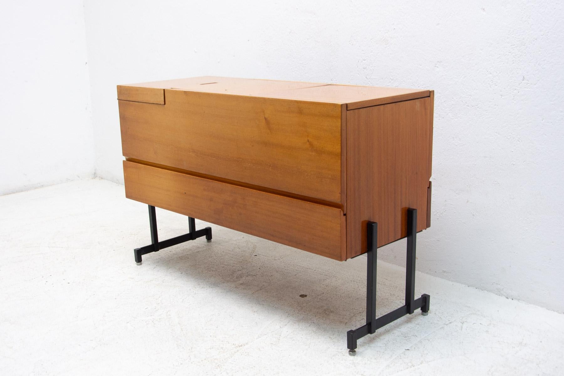 Ce meuble de bar est fabriqué en bois d'acajou avec des pieds en fer.

Il est en très bon état vintage. Une pièce rétro cool.

Hauteur : 67 cm

Largeur : 100 cm

Profondeur : 41 cm.
 