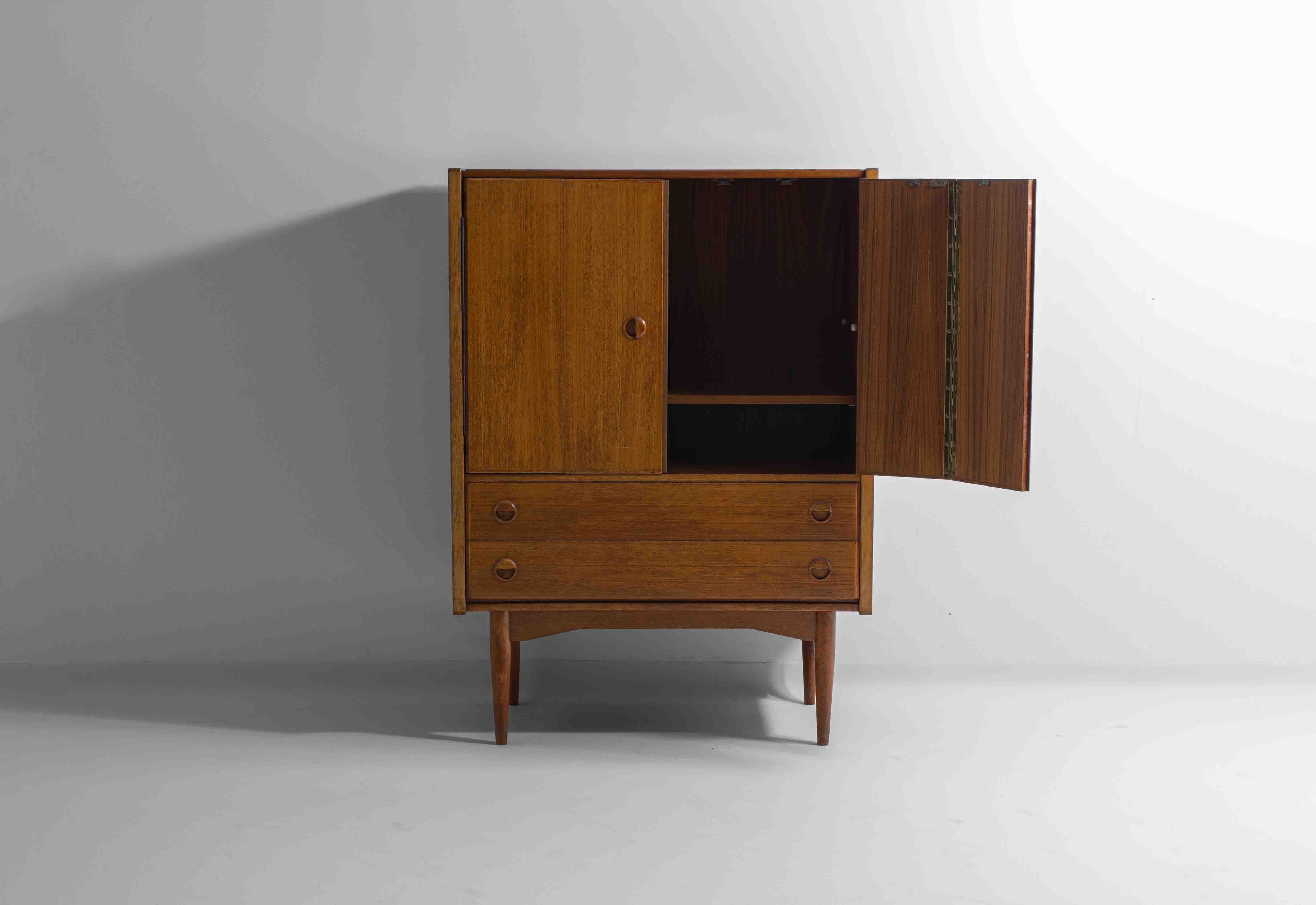 Metà XX secolo Mobile bar di metà secolo in legno di faggio, Belgio 1960 in vendita