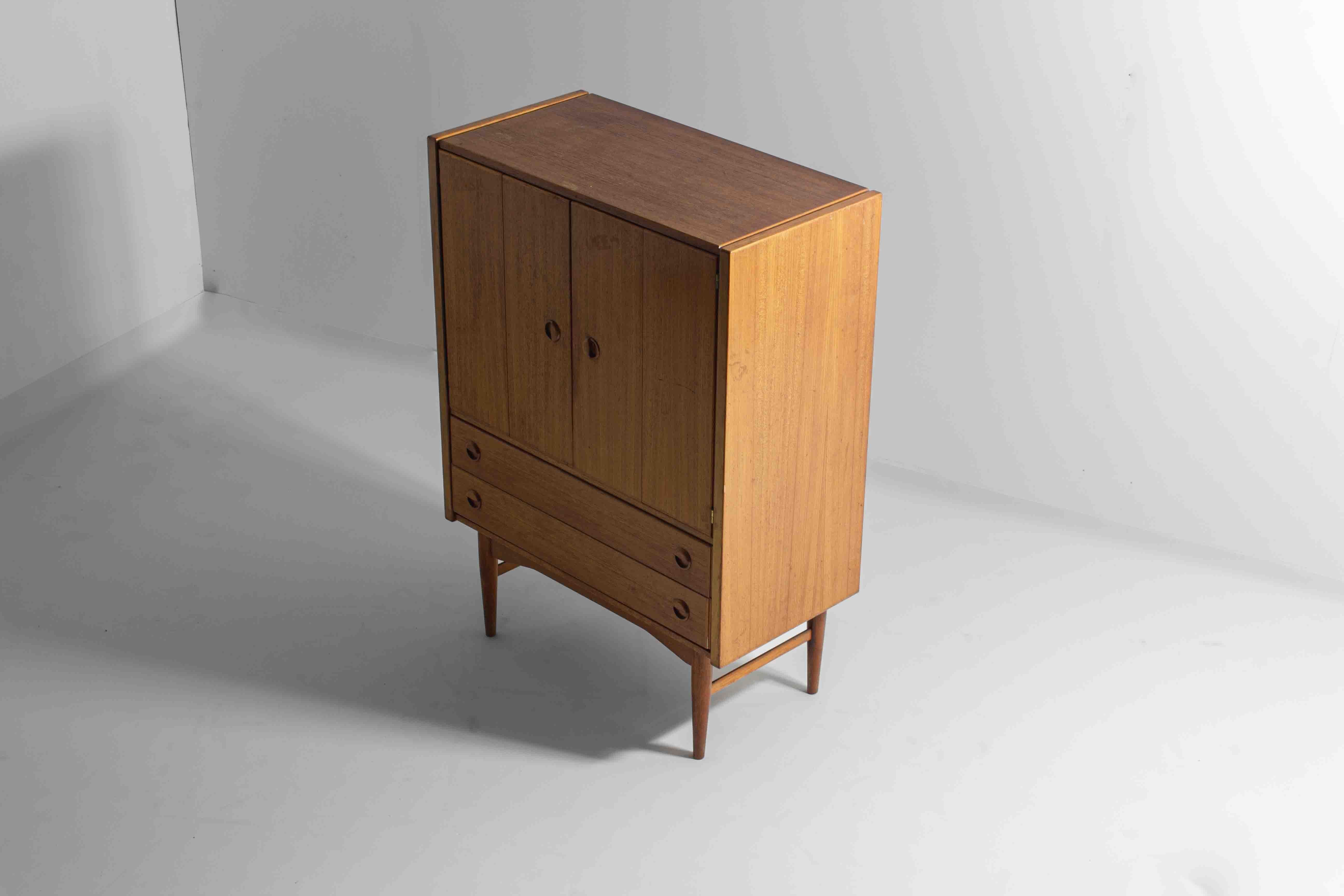Mobile bar di metà secolo in legno di faggio, Belgio 1960 in vendita 1