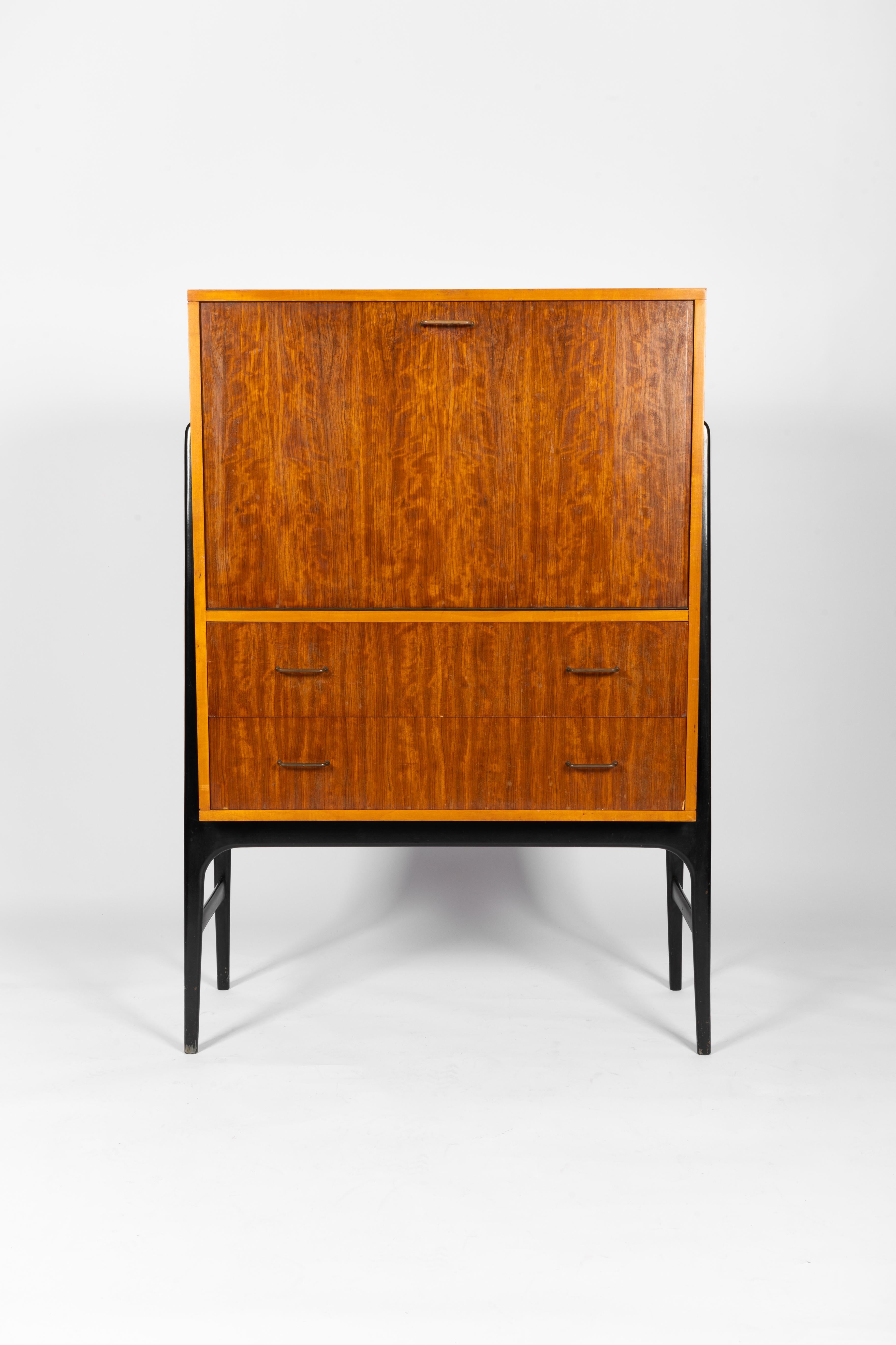 Mobile bar di Alfred Hendrickx

Realizzato in legno di Bubinga e faggio.
Il bubinga è impiallacciato su compensato.

Il mobile bar risale al 1958. Può essere visto sullo specchio originale (che abbiamo sostituito a causa di molti graffi e
