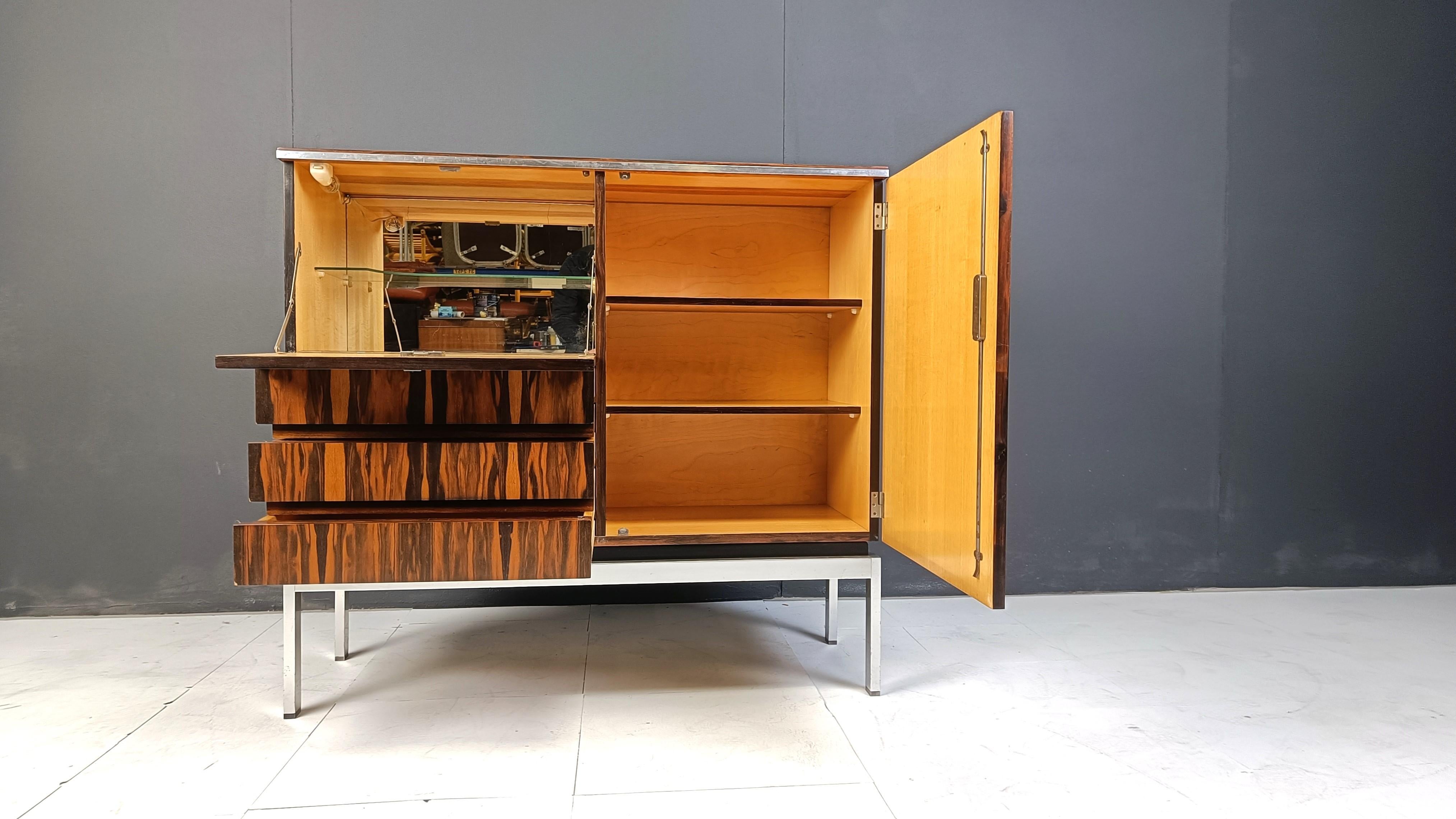 Barschrank aus der Mitte des Jahrhunderts aus exotischem Holz, 1960er Jahre im Angebot 3