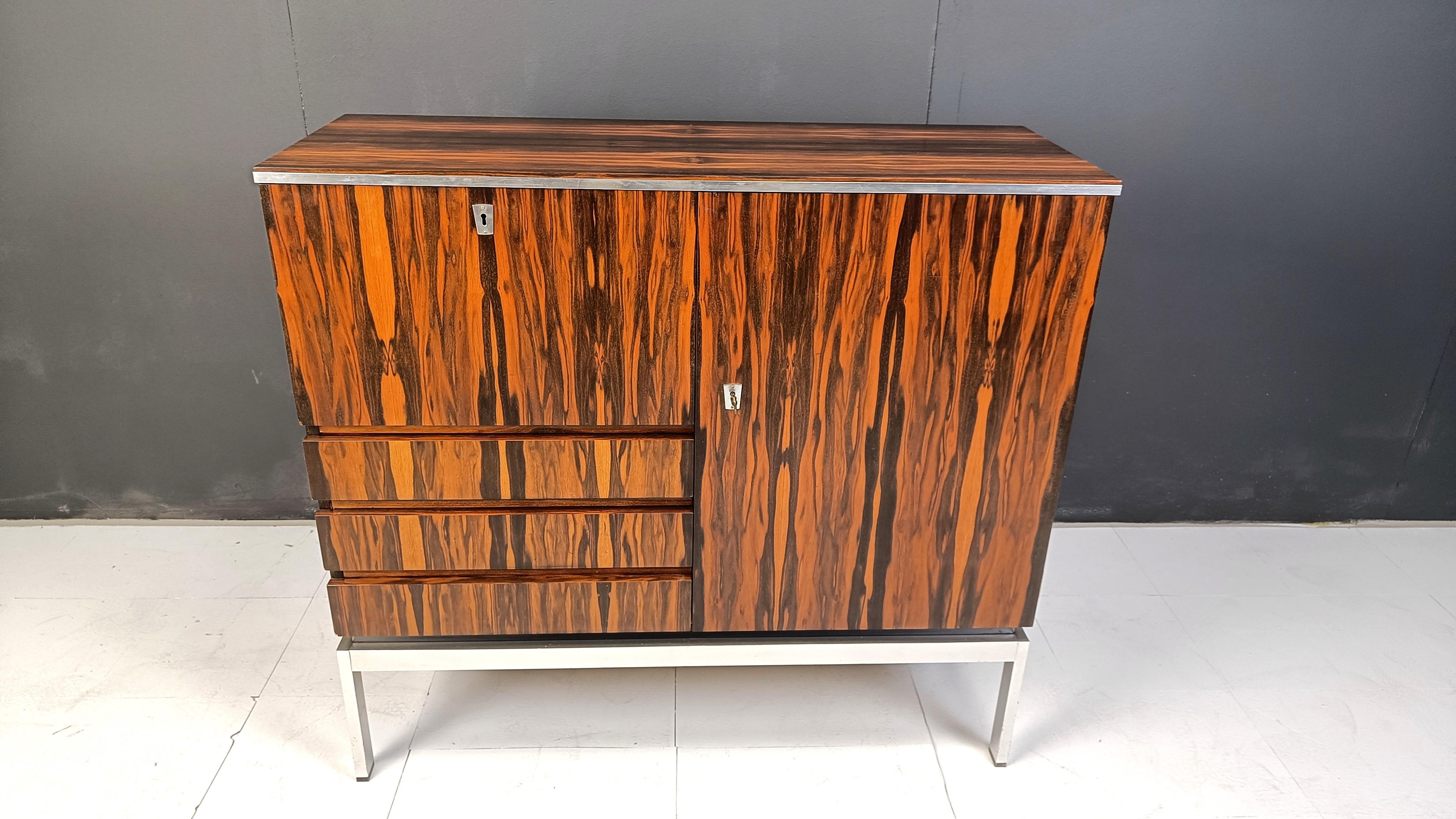 Barschrank aus der Mitte des Jahrhunderts aus exotischem Holz, 1960er Jahre (Moderne der Mitte des Jahrhunderts) im Angebot