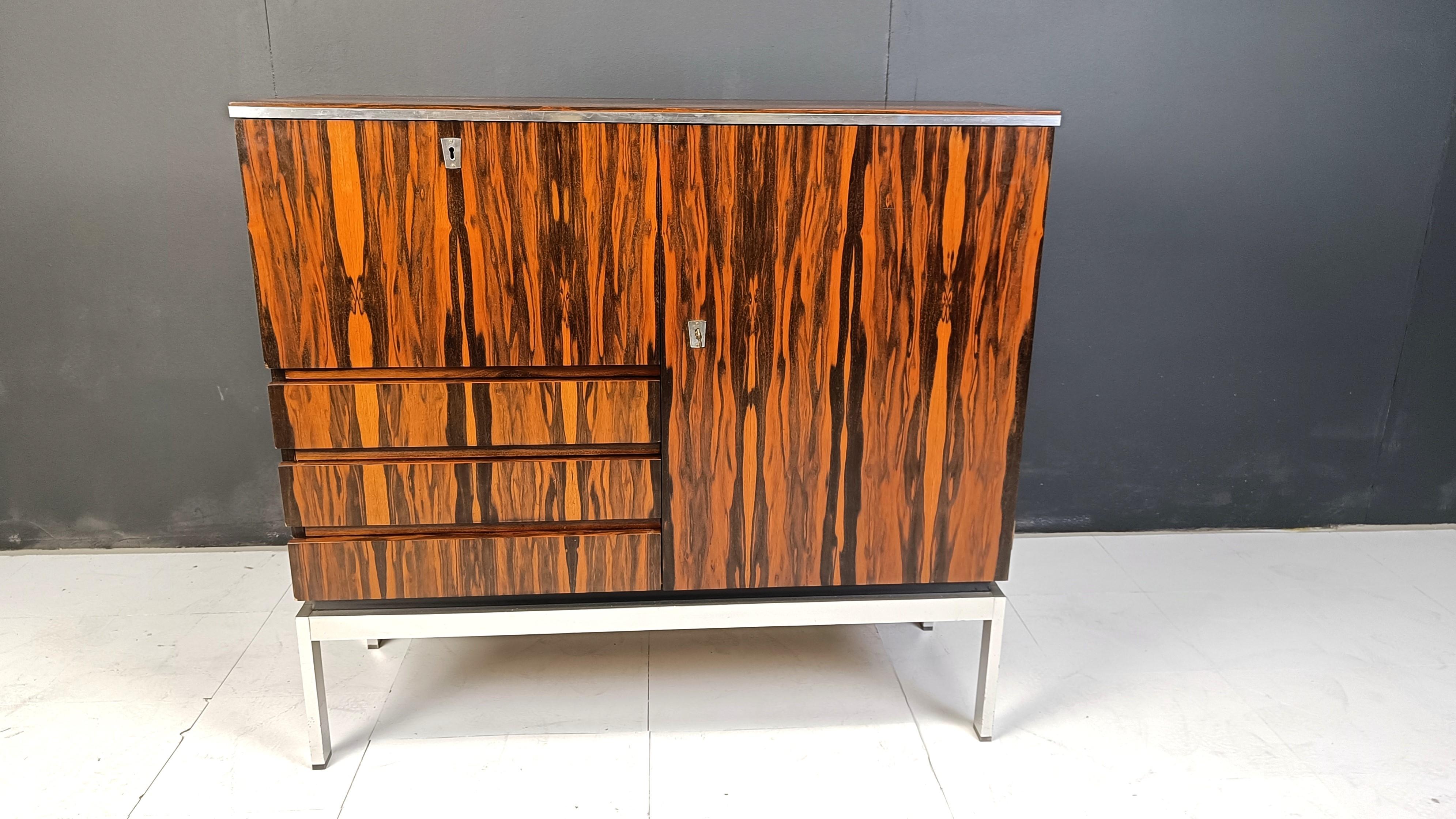 Barschrank aus der Mitte des Jahrhunderts aus exotischem Holz, 1960er Jahre (Belgisch) im Angebot