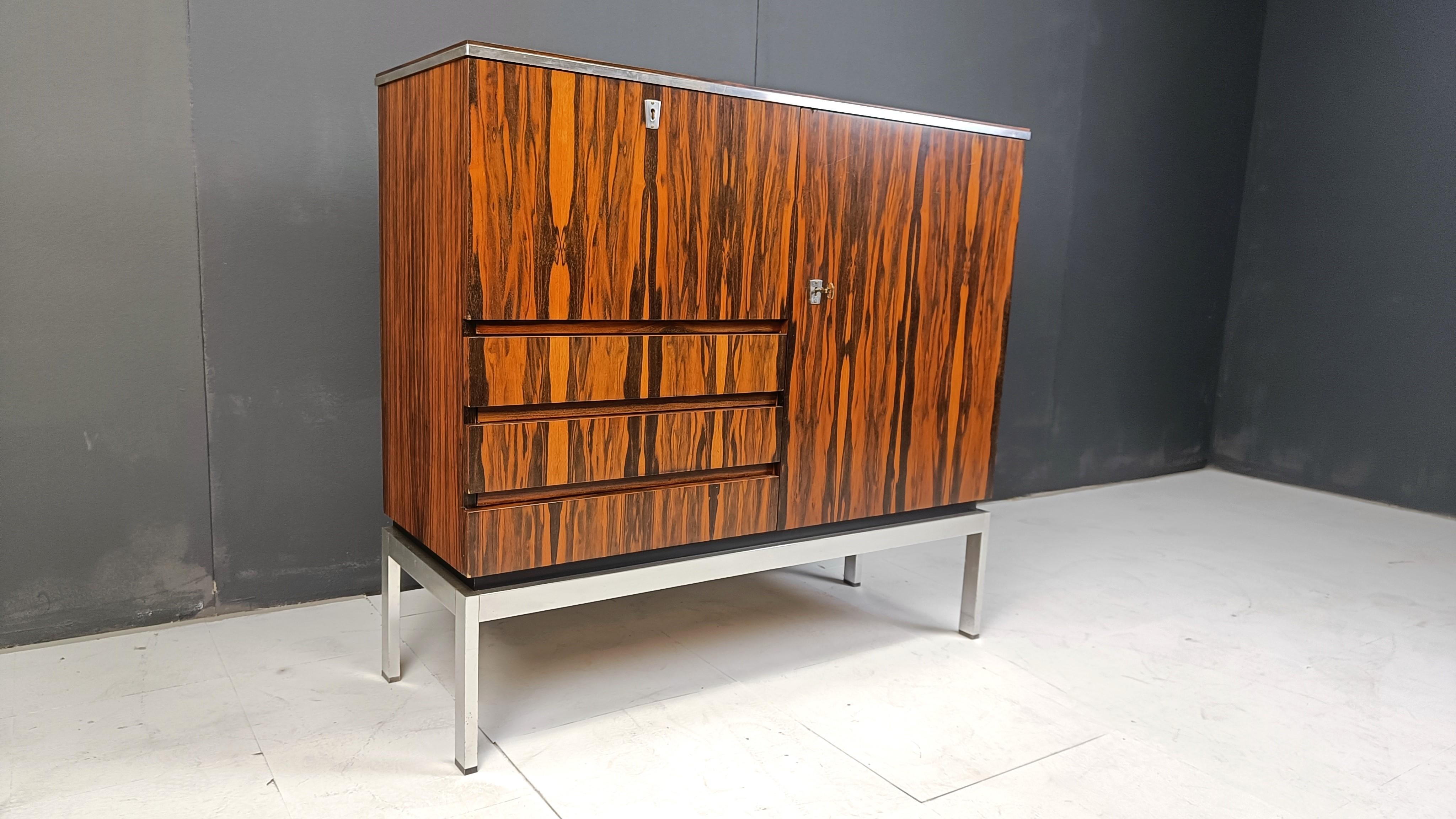 Barschrank aus der Mitte des Jahrhunderts aus exotischem Holz, 1960er Jahre (Mitte des 20. Jahrhunderts) im Angebot
