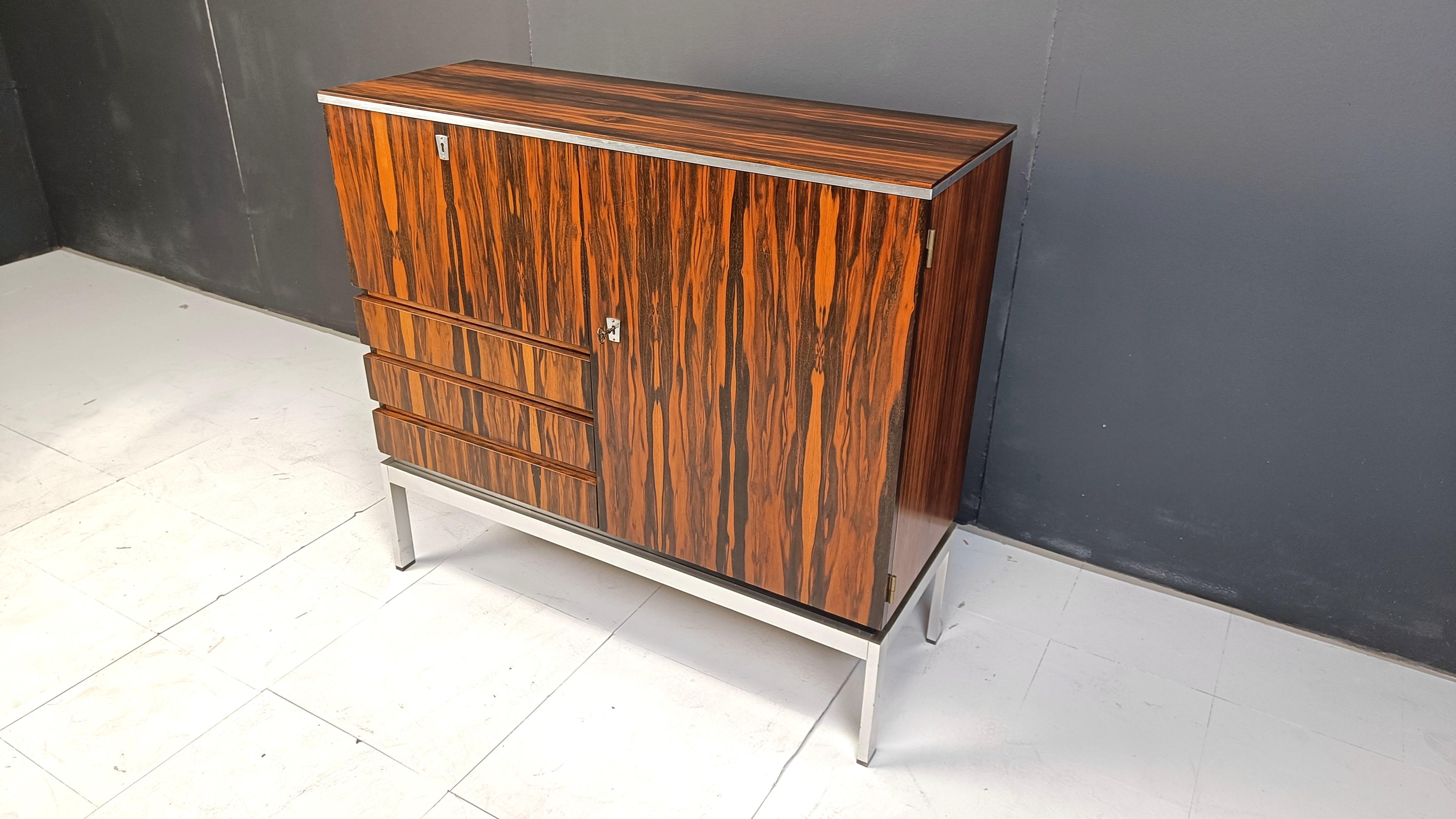 Barschrank aus der Mitte des Jahrhunderts aus exotischem Holz, 1960er Jahre (Chrom) im Angebot