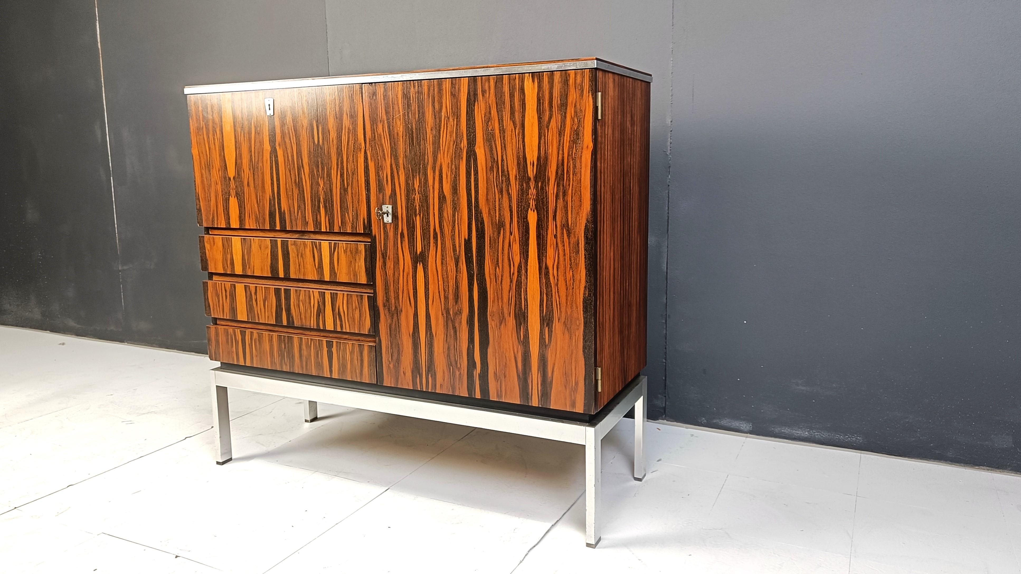 Barschrank aus der Mitte des Jahrhunderts aus exotischem Holz, 1960er Jahre im Angebot 1