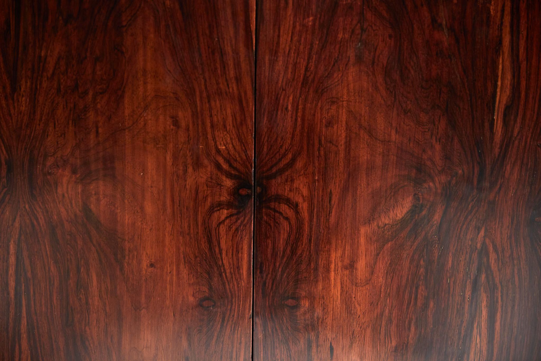 Carro de bar moderno brasileño de madera dura con estantes, Sergio Rodrigues, años 60 Brasileño en venta