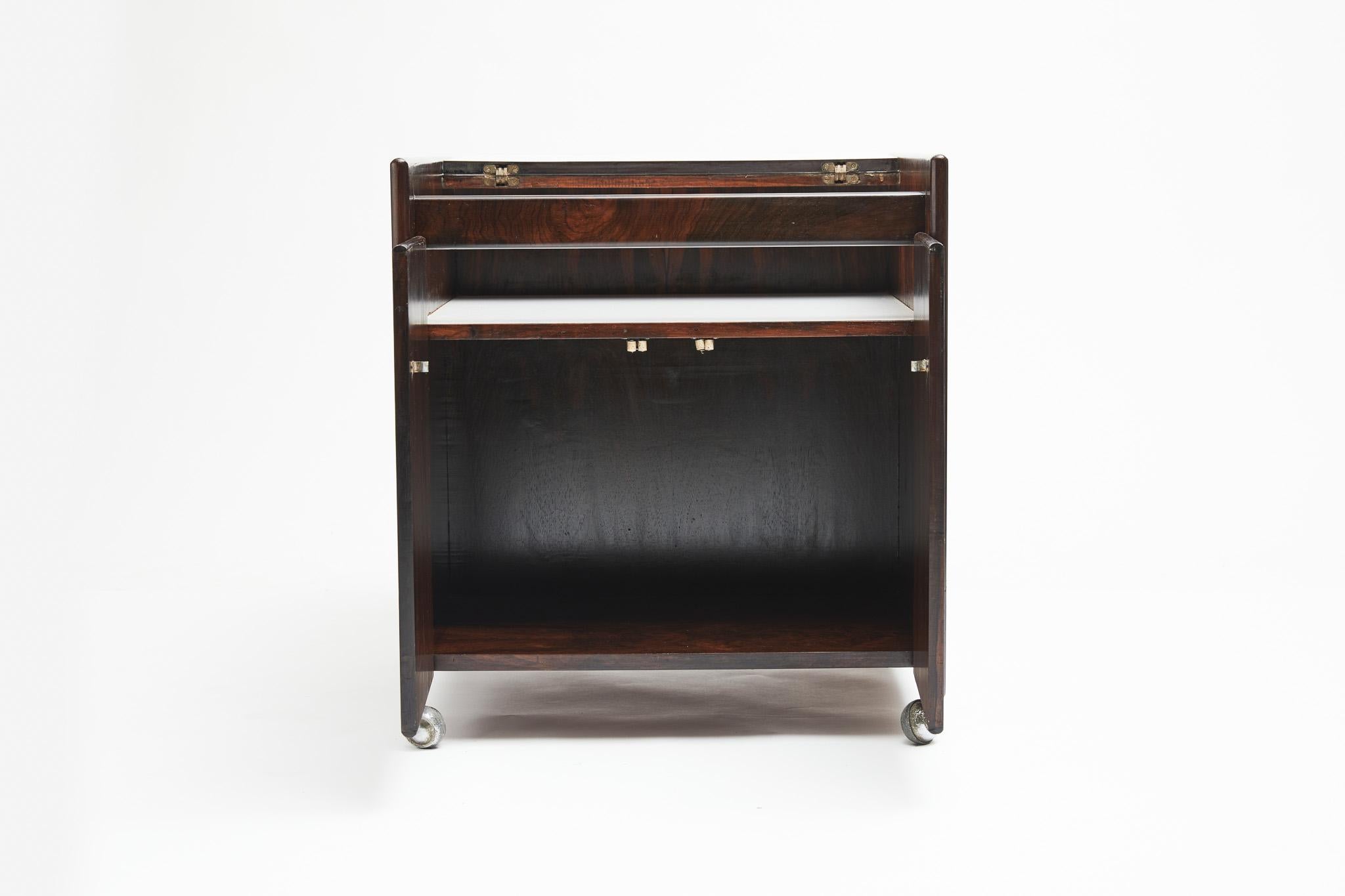 Carro de bar moderno brasileño de madera dura con estantes, Sergio Rodrigues, años 60 Moderno de mediados de siglo en venta