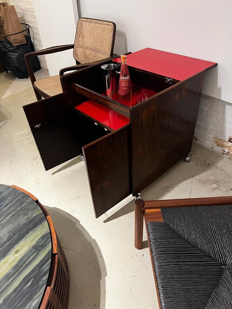 Mid-Century Modern Bar Cart in Hardwood & Red Shelves by Sergio Rodrigues Brazil 3