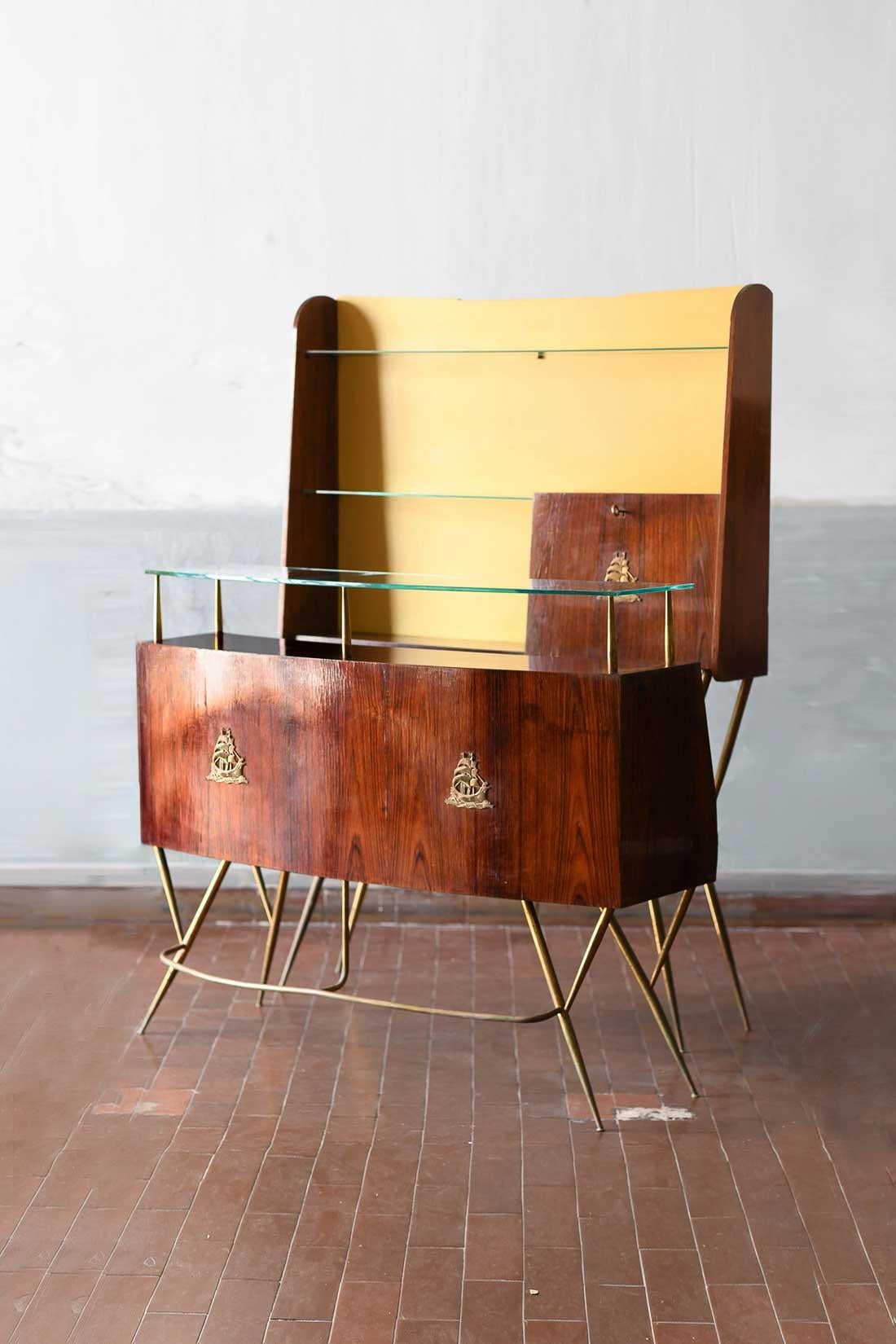 Mid-Century Bar Counter in wood, brass and glass. Italian artisan production. In Good Condition For Sale In Roma, RM