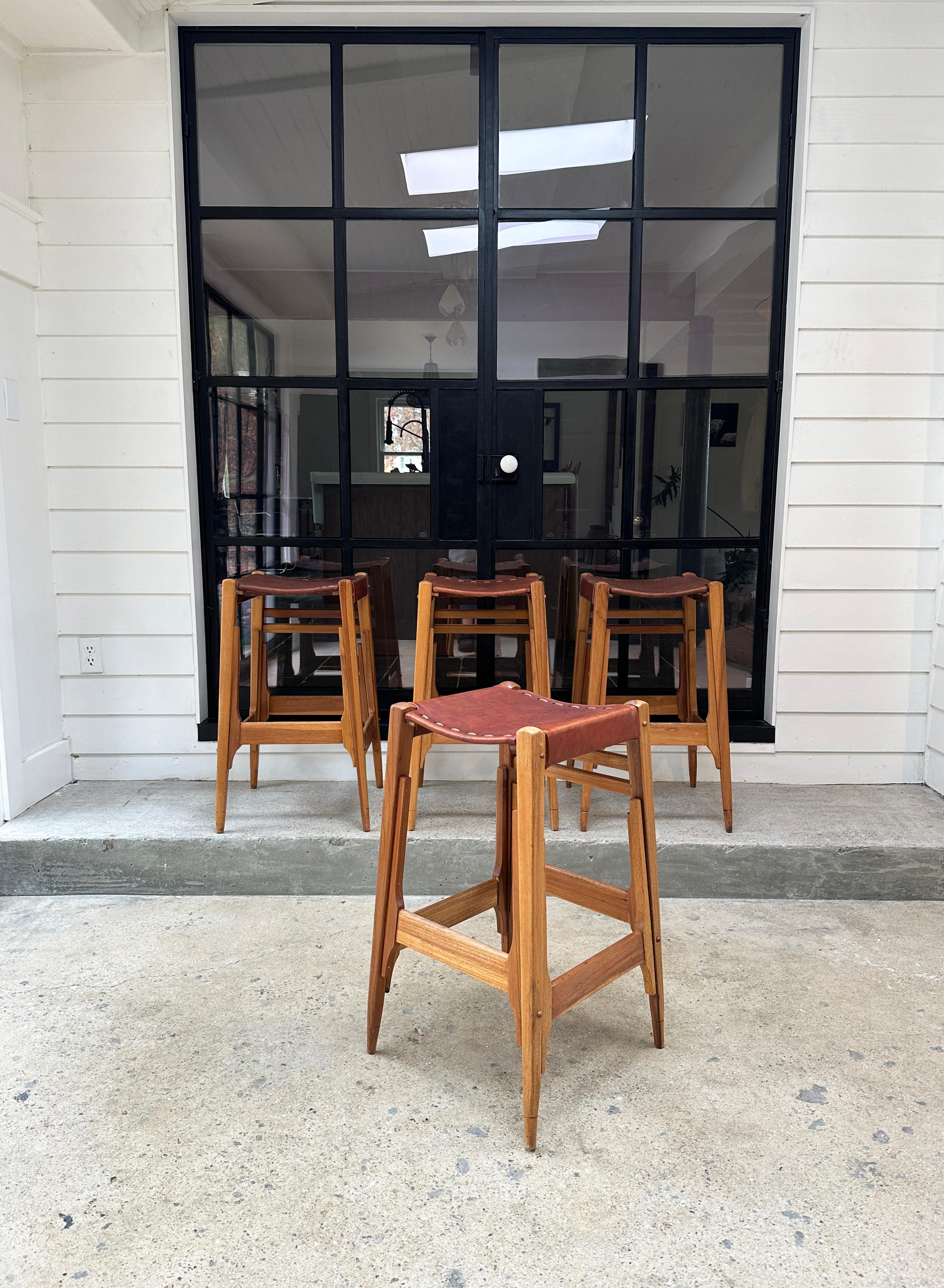 Colombian Mid Century bar stools in wood and leather by Werner Biermann for Arte Sano, 4