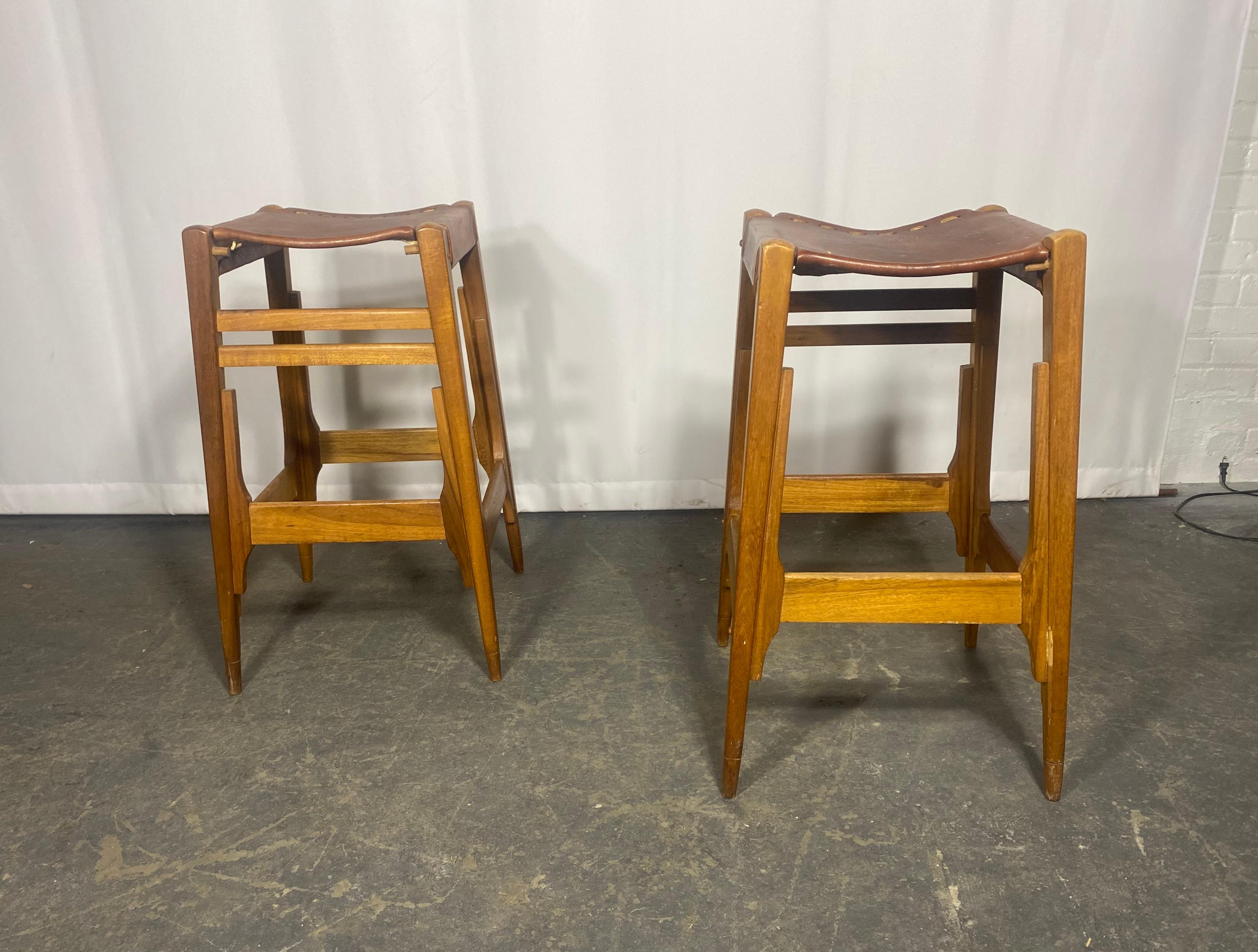 Colombian Mid-Century Bar Stools in Wood and Leather by Werner Biermann for Arte Sano For Sale