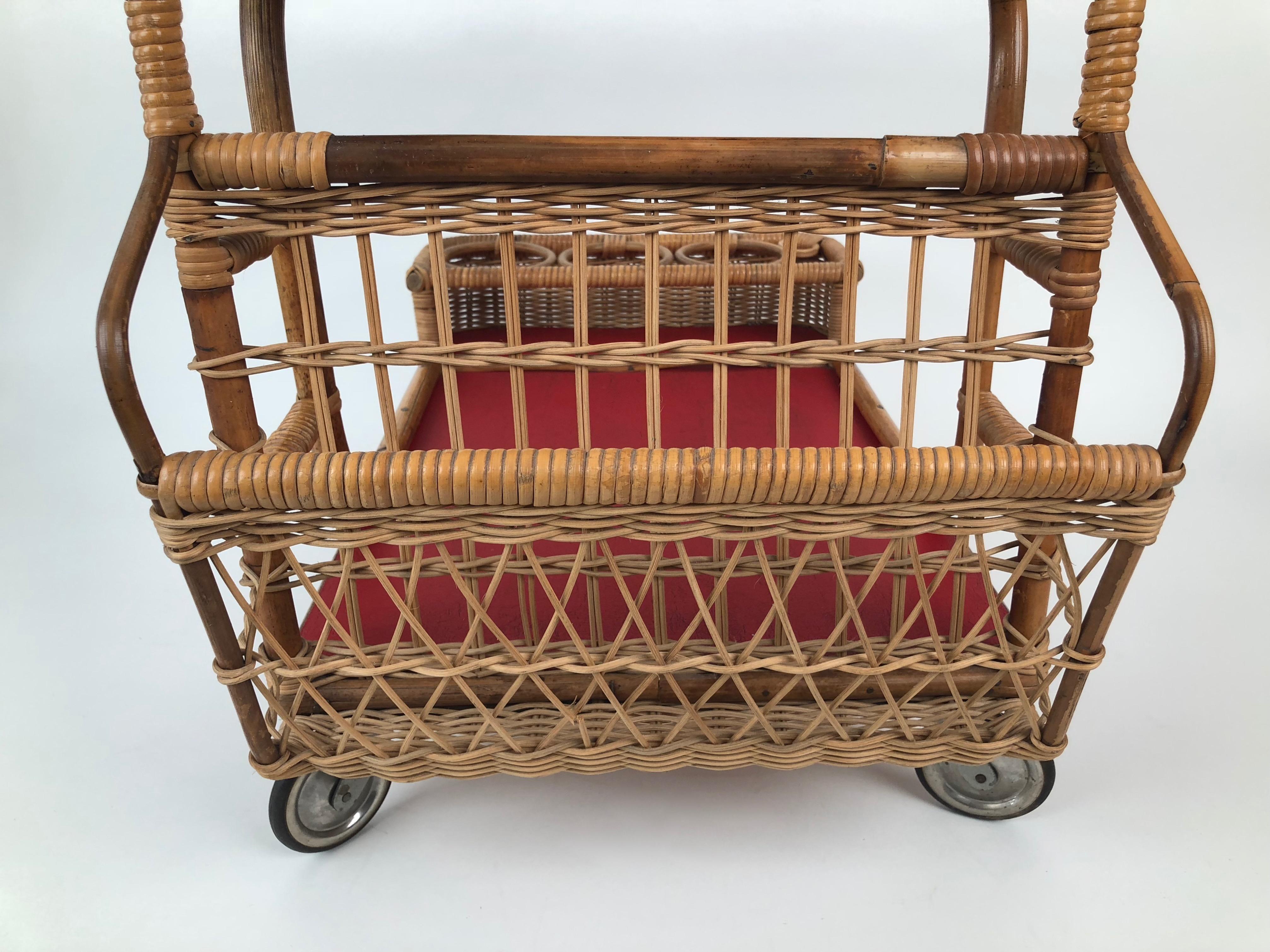 Midcentury Bar Wagon in Wicker with Red Shelves In Good Condition For Sale In Vienna, Austria
