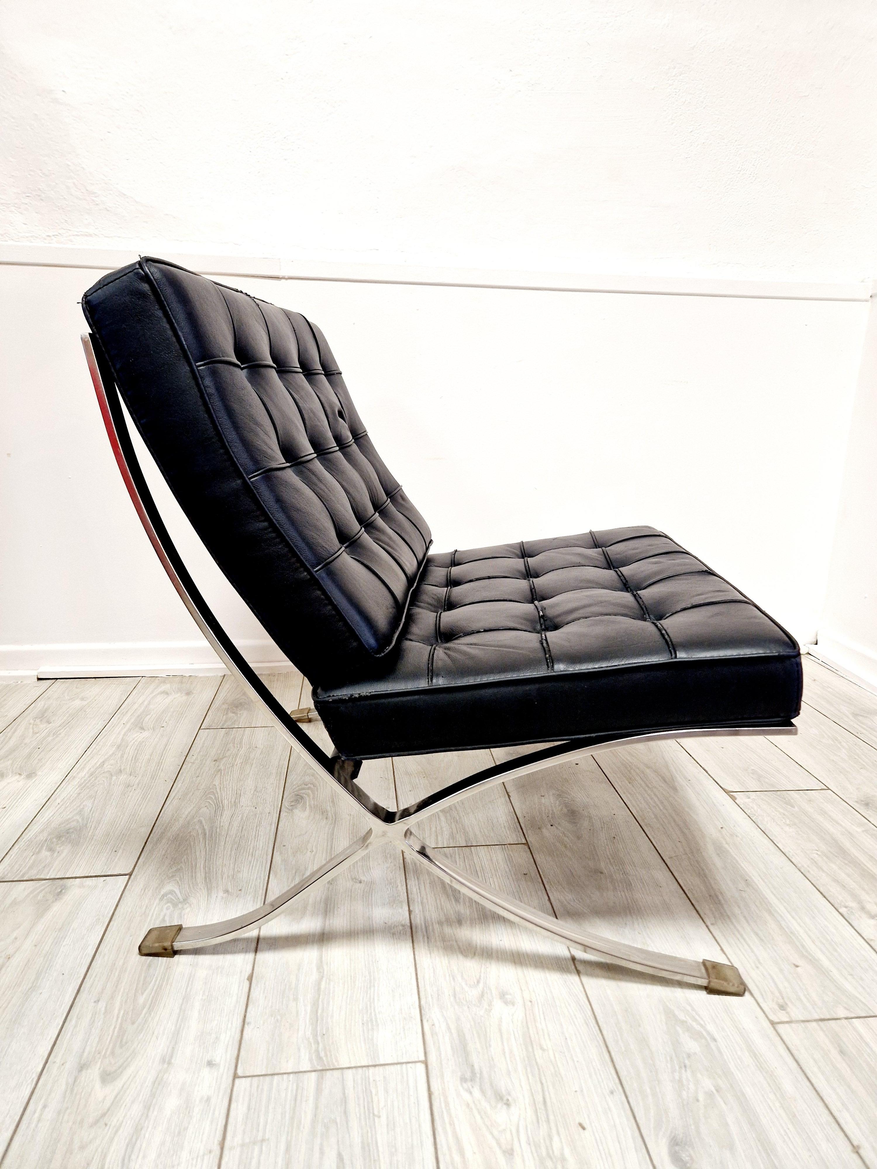 Silla de salón y reposapiés estilo Barcelona de mediados de siglo en venta 3