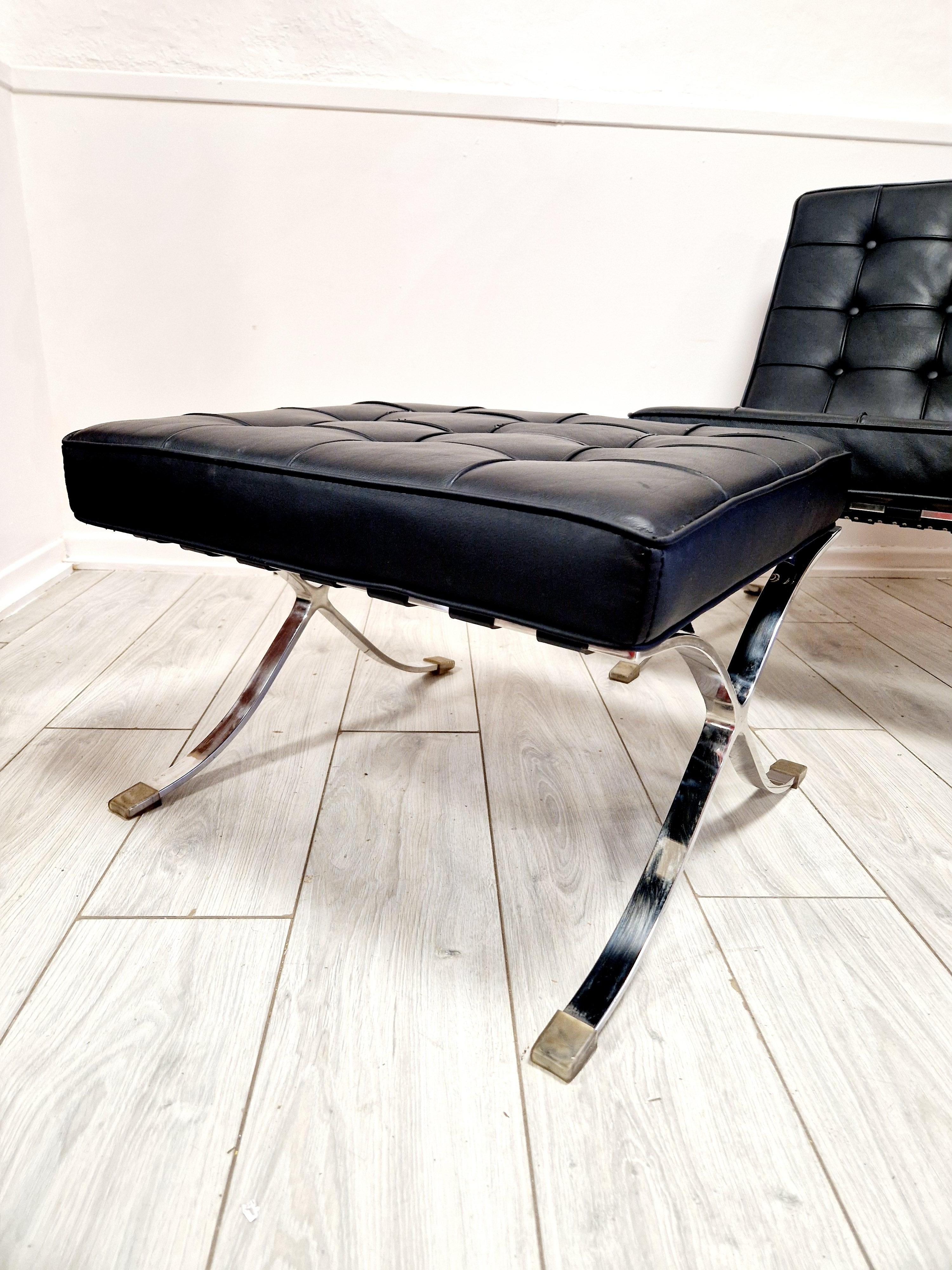 Silla de salón y reposapiés estilo Barcelona de mediados de siglo en venta 4