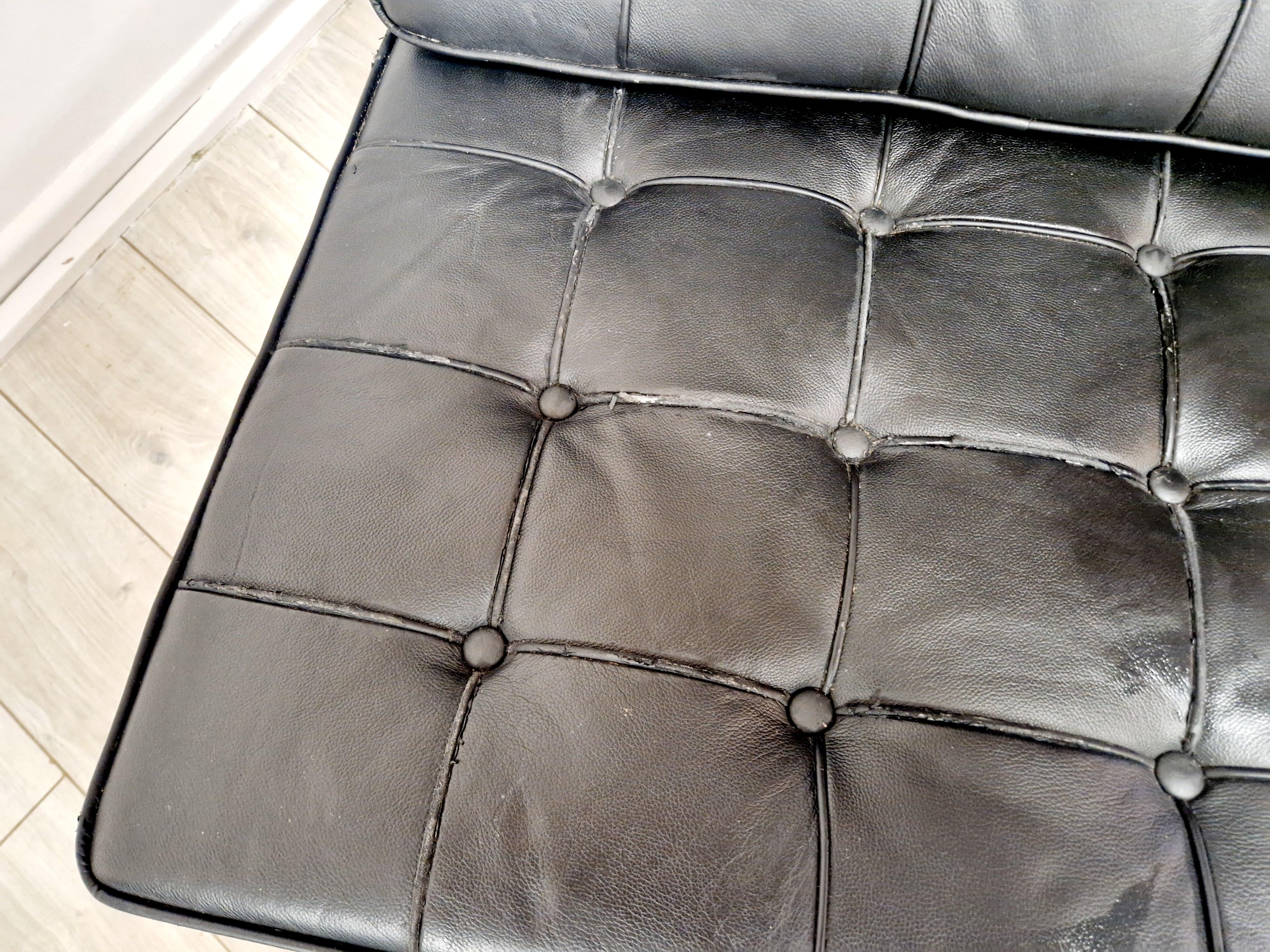 Silla de salón y reposapiés estilo Barcelona de mediados de siglo en venta 5