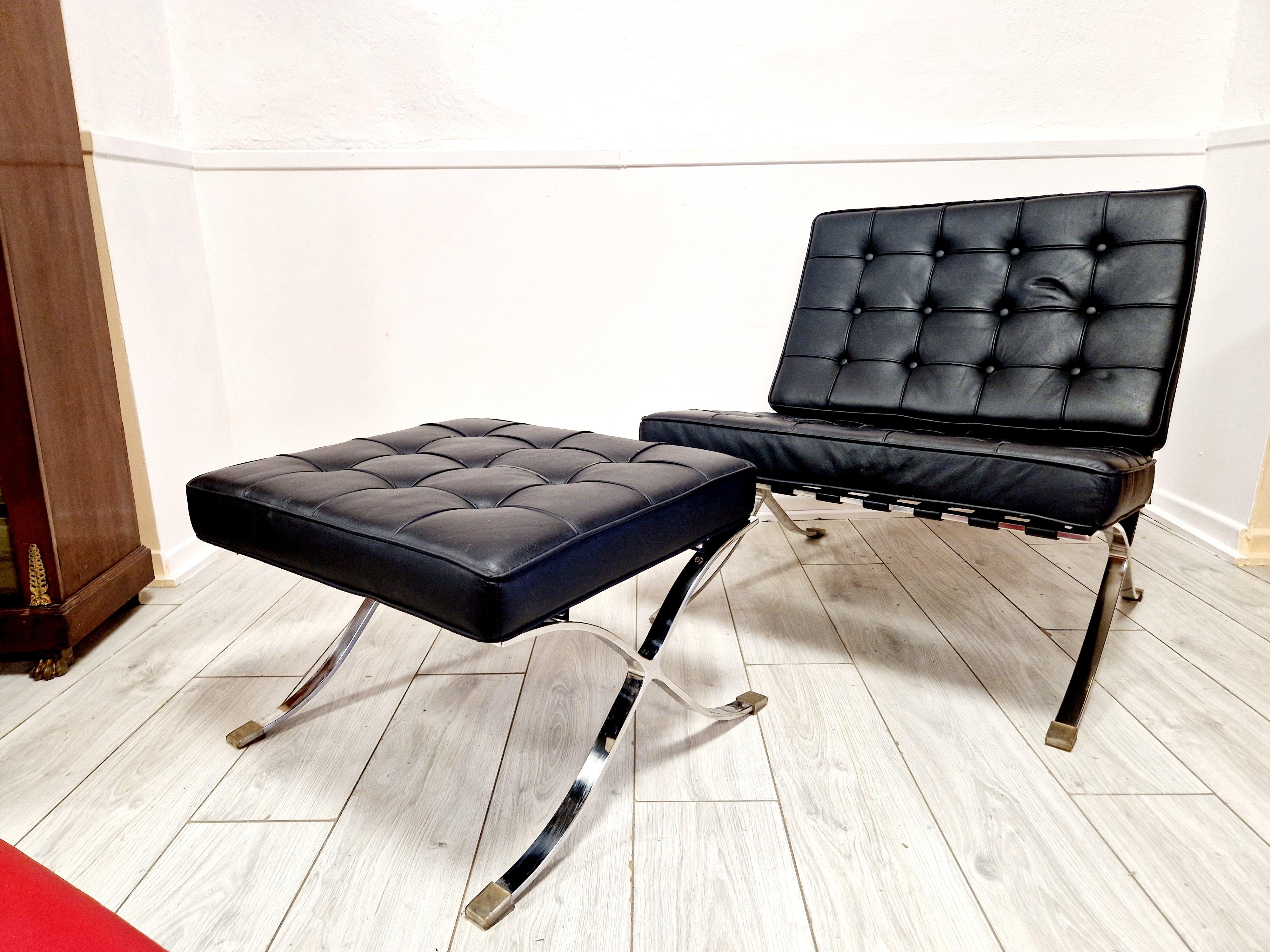 Silla de salón y reposapiés estilo Barcelona de mediados de siglo siglo XX en venta