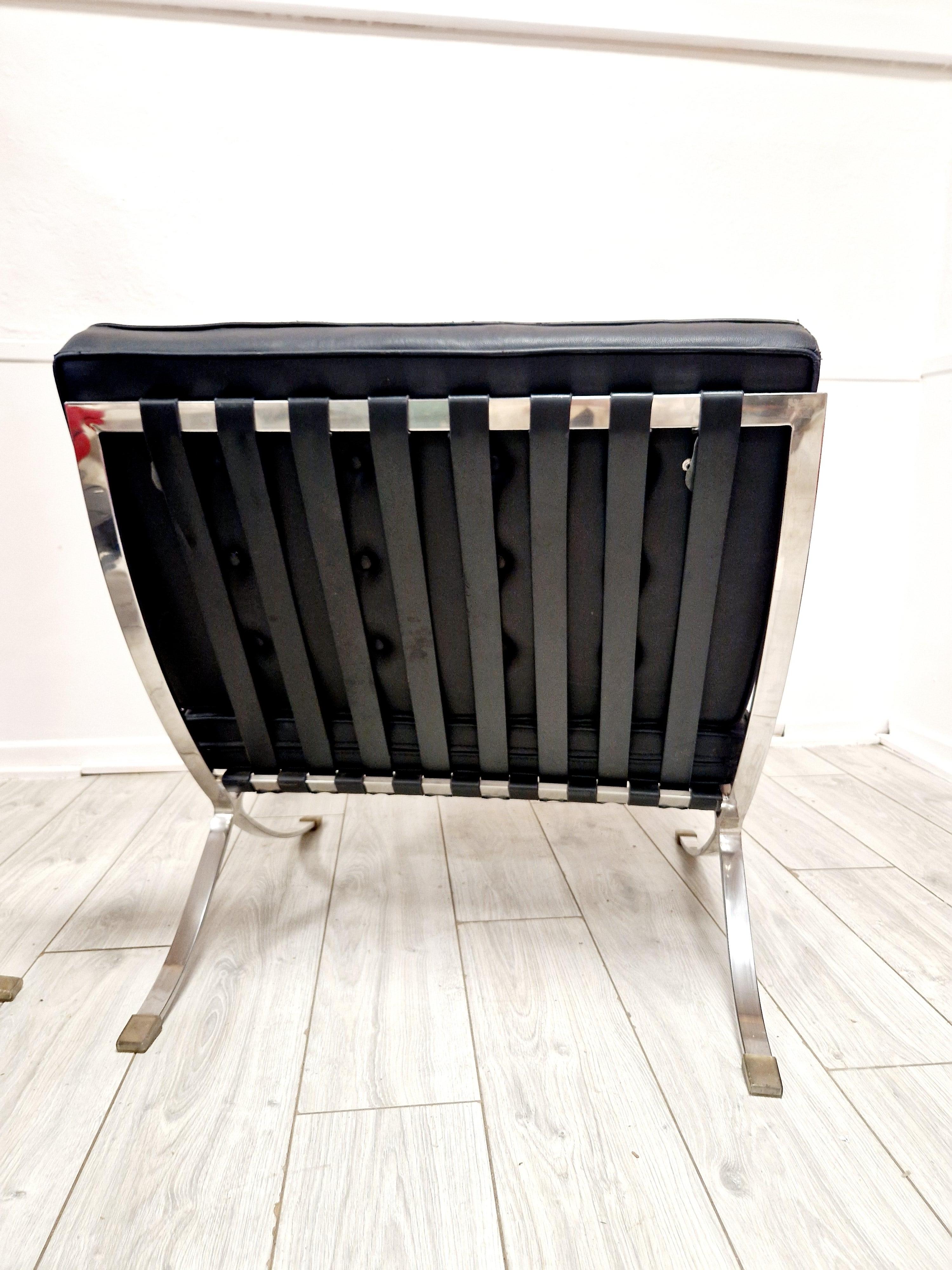 Silla de salón y reposapiés estilo Barcelona de mediados de siglo Cuero en venta