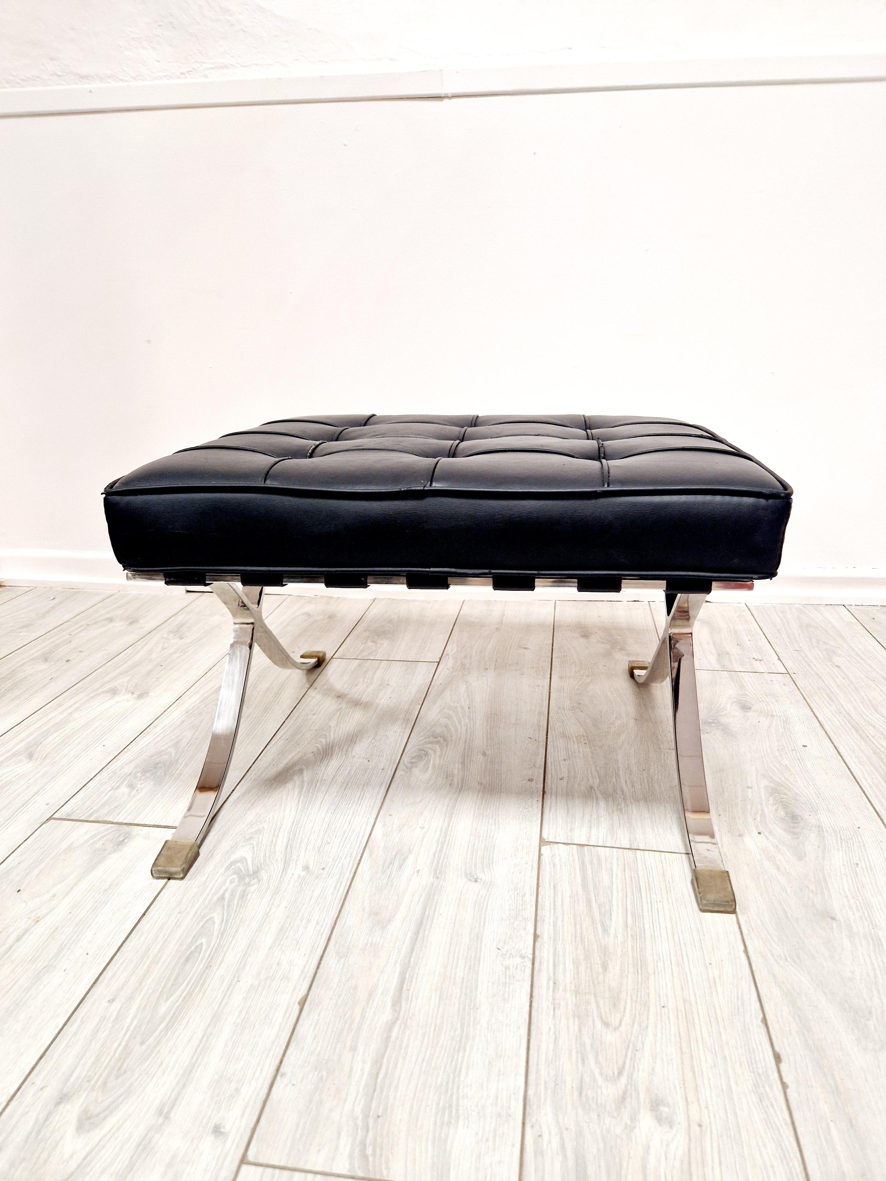 Silla de salón y reposapiés estilo Barcelona de mediados de siglo en venta 1