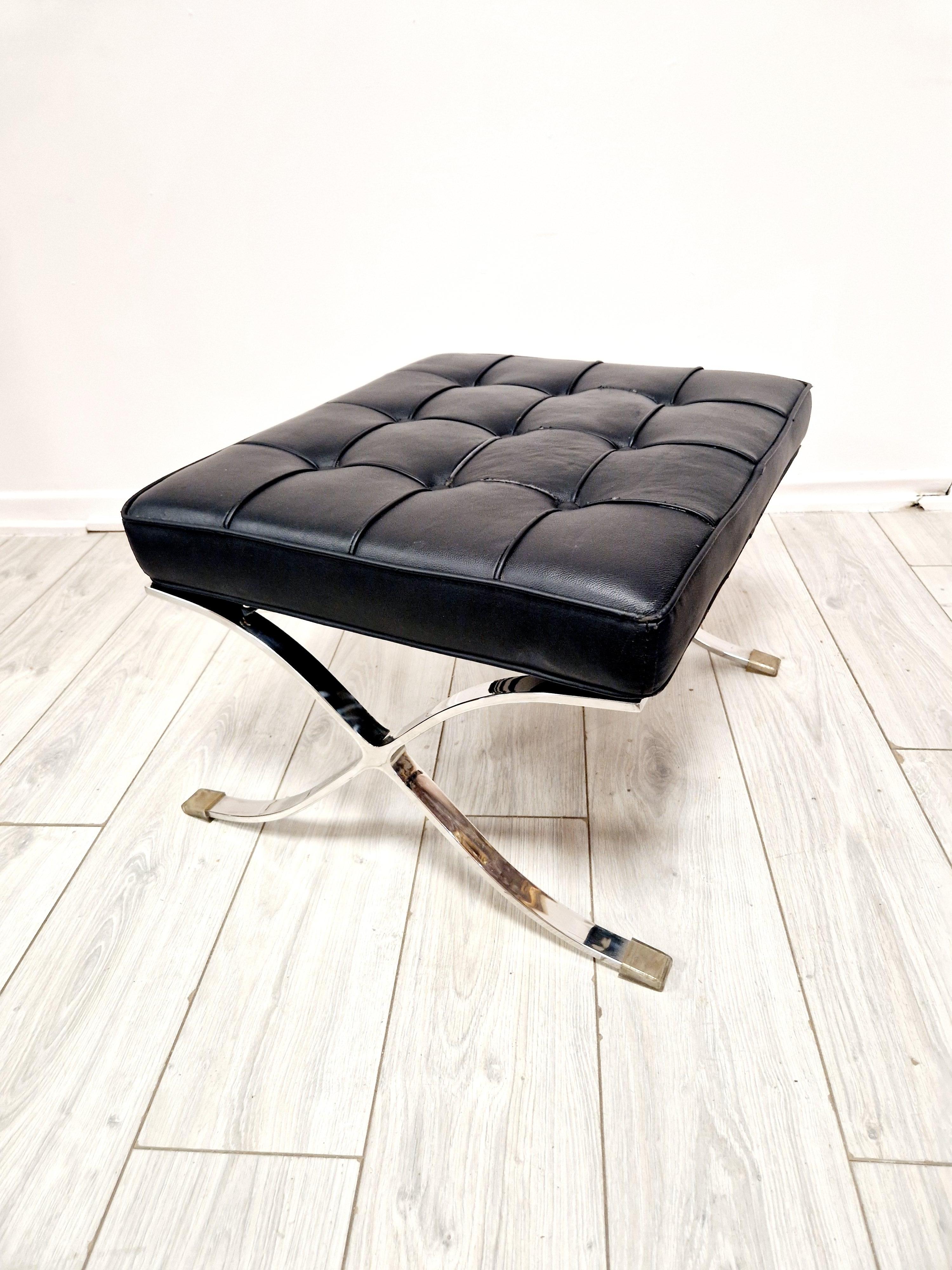 Silla de salón y reposapiés estilo Barcelona de mediados de siglo en venta 2
