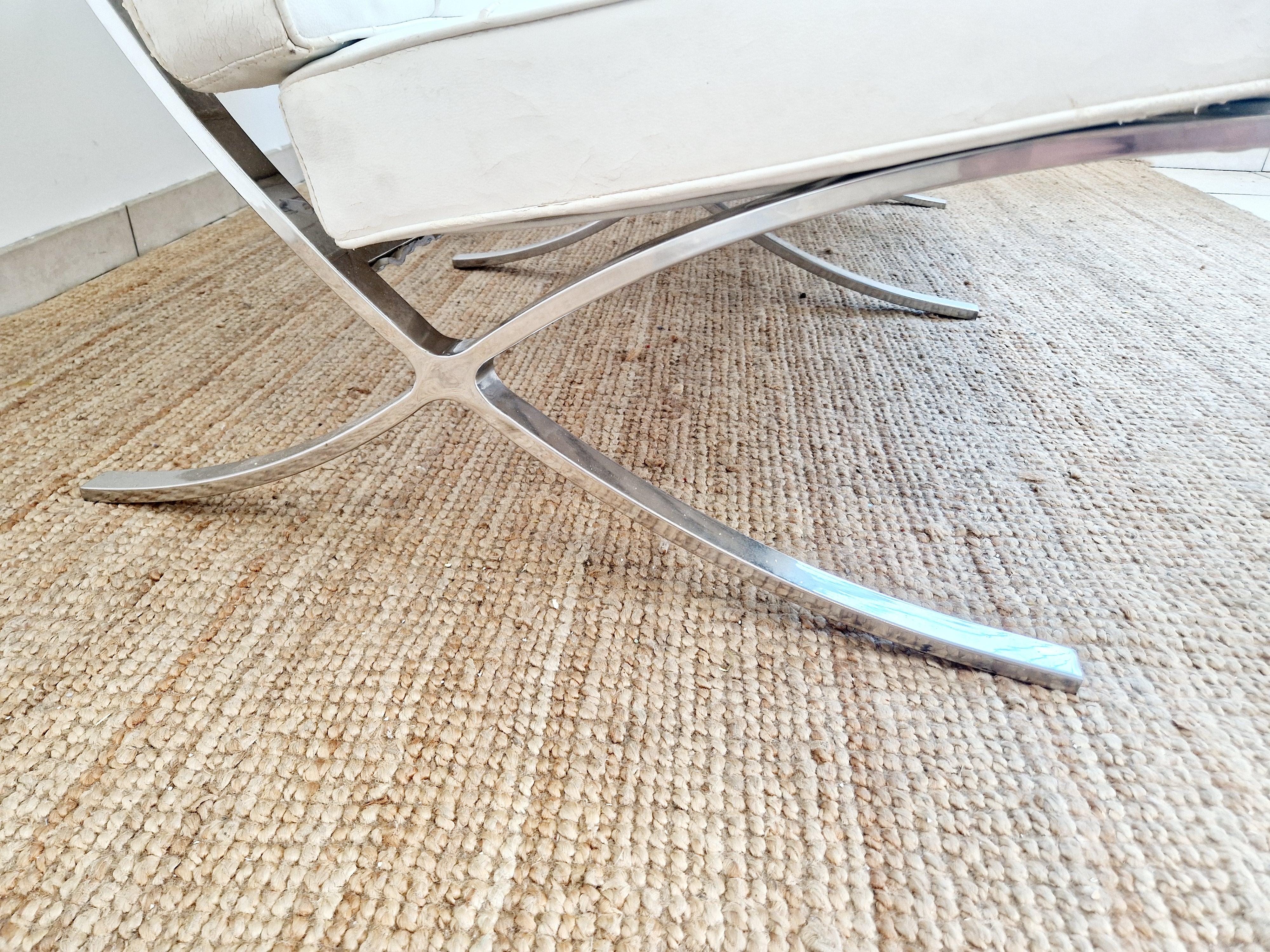 Mid-Century Modern Canapé blanc de style Barcelone du milieu du siècle dernier en vente
