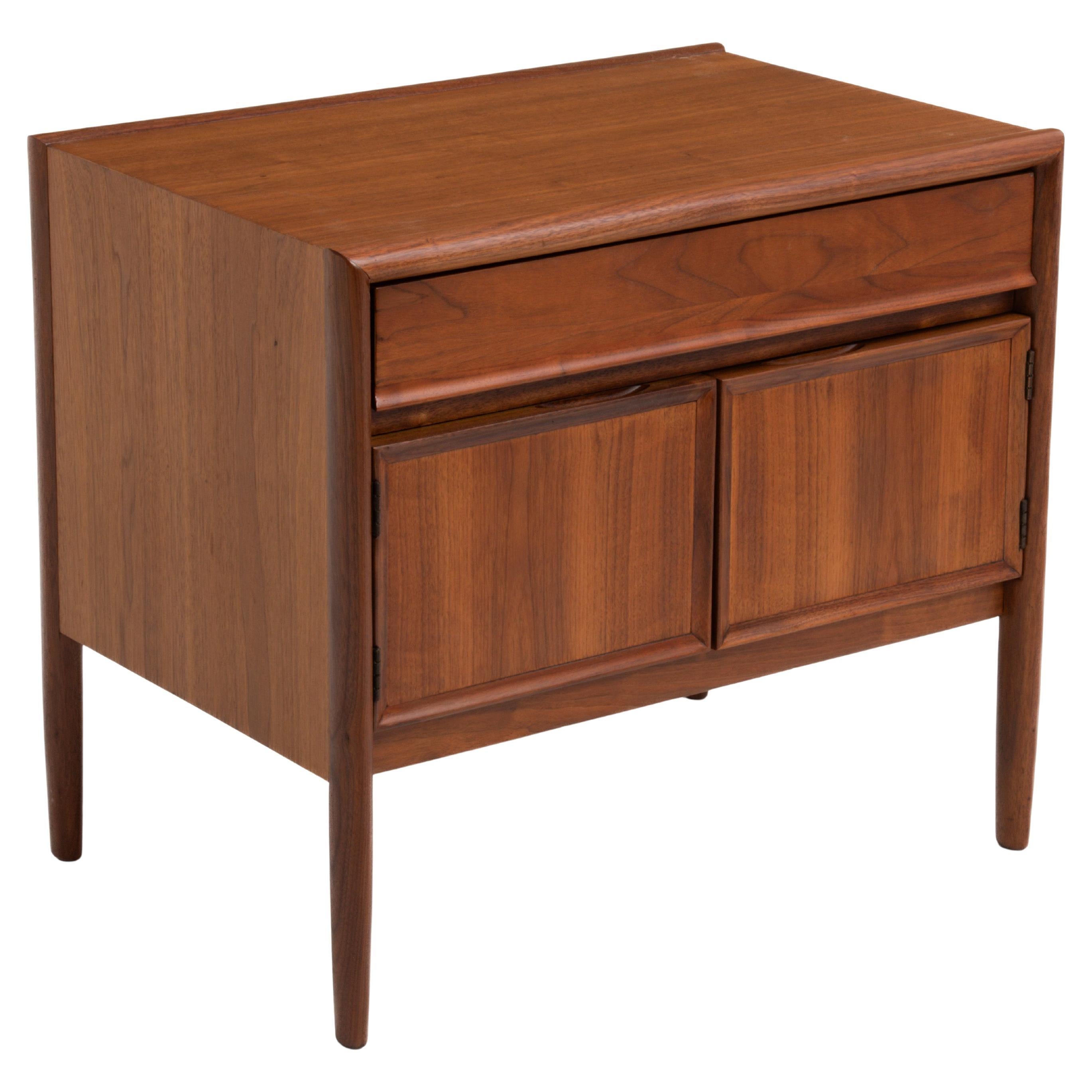 Mid Century Barney Flagg Drexel Parallel Walnut End Table Nightstand 1961 en venta