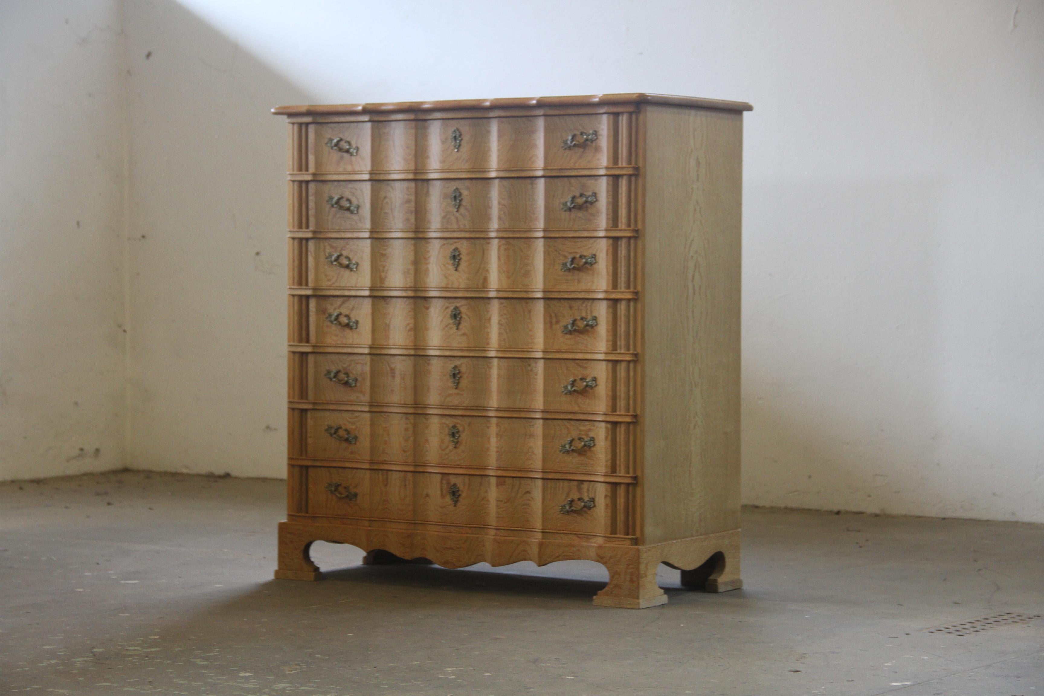 Mid-century Baroque Style Danish Oak High Boy Dresser 1960s In Good Condition For Sale In Store Heddinge, DK