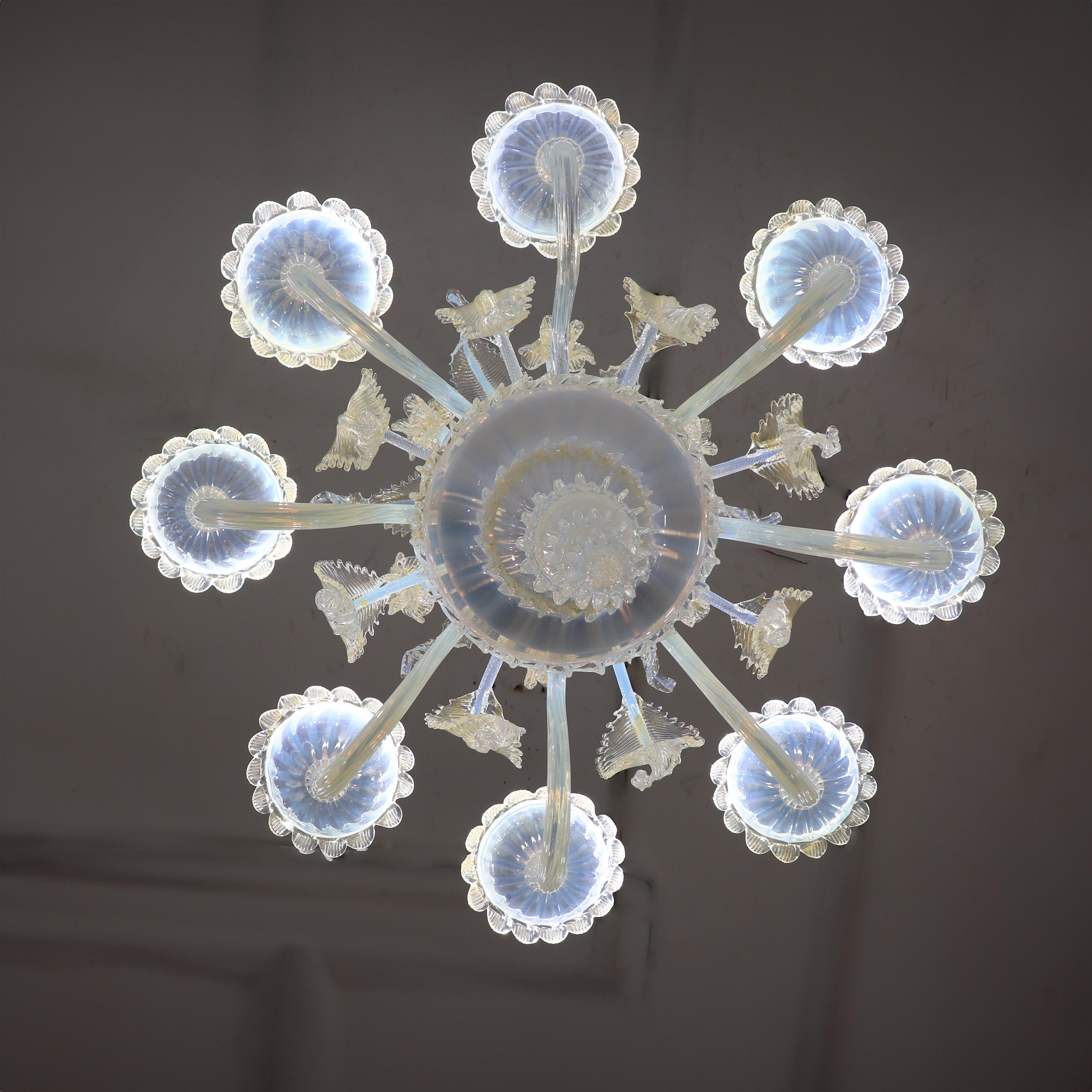 Lampadario a otto bracci di Murano in stile barocco di metà secolo con infusione di oro e opalina in vendita 2