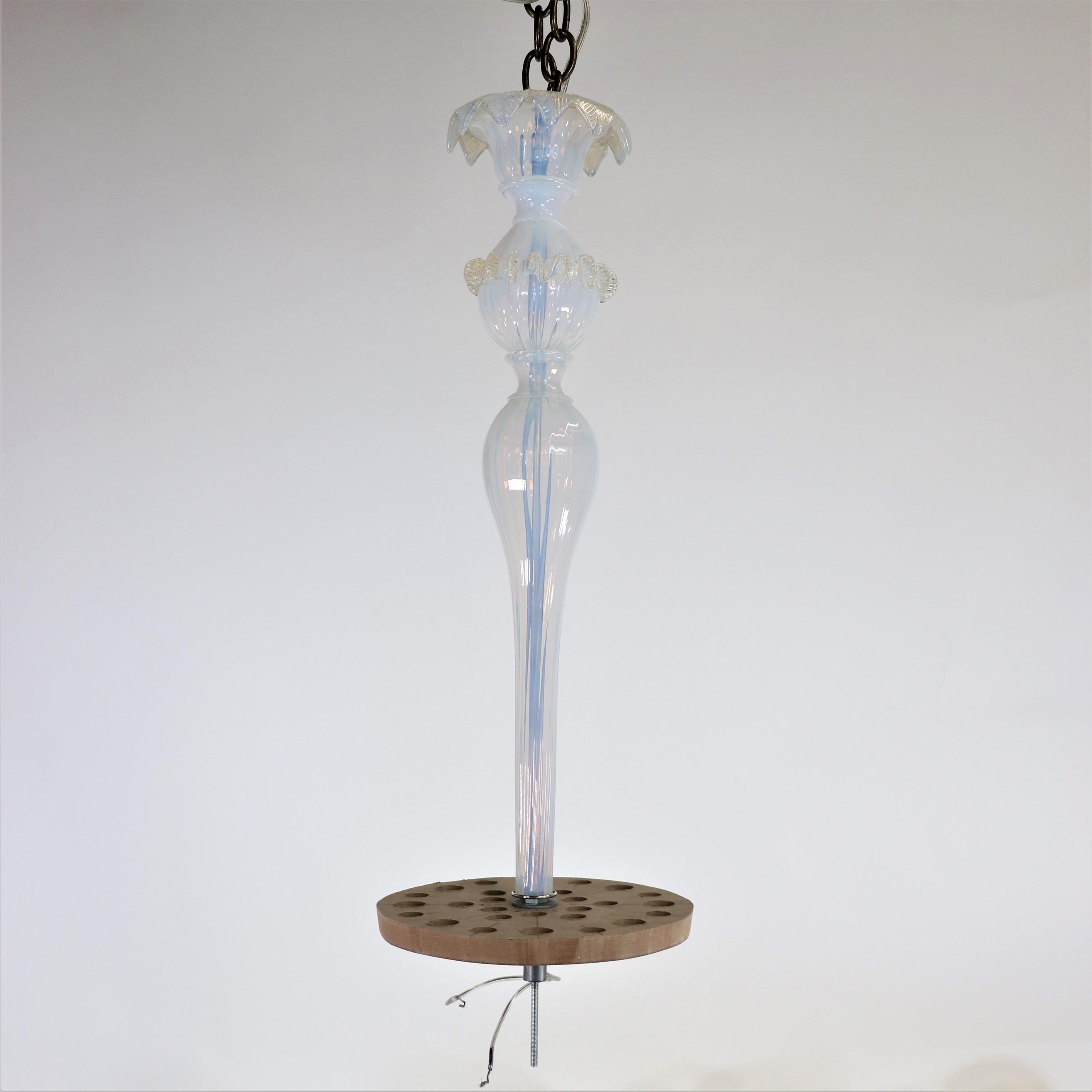 Lampadario a otto bracci di Murano in stile barocco di metà secolo con infusione di oro e opalina in vendita 3