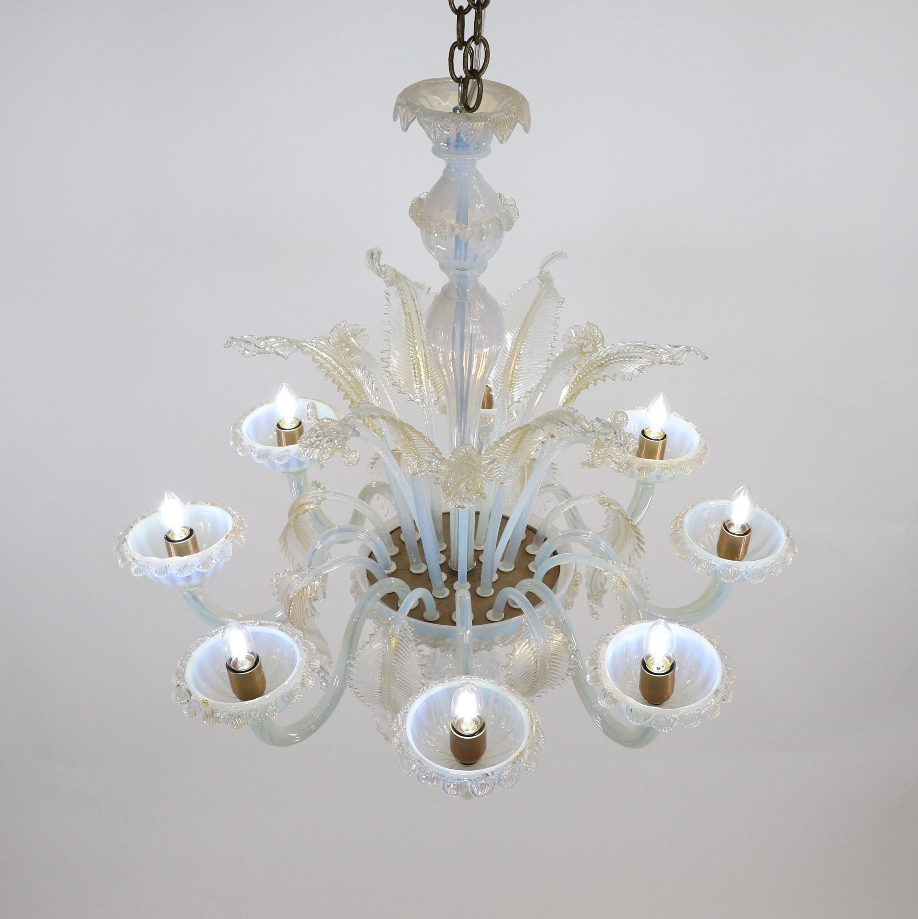 Barocco Lampadario a otto bracci di Murano in stile barocco di metà secolo con infusione di oro e opalina in vendita