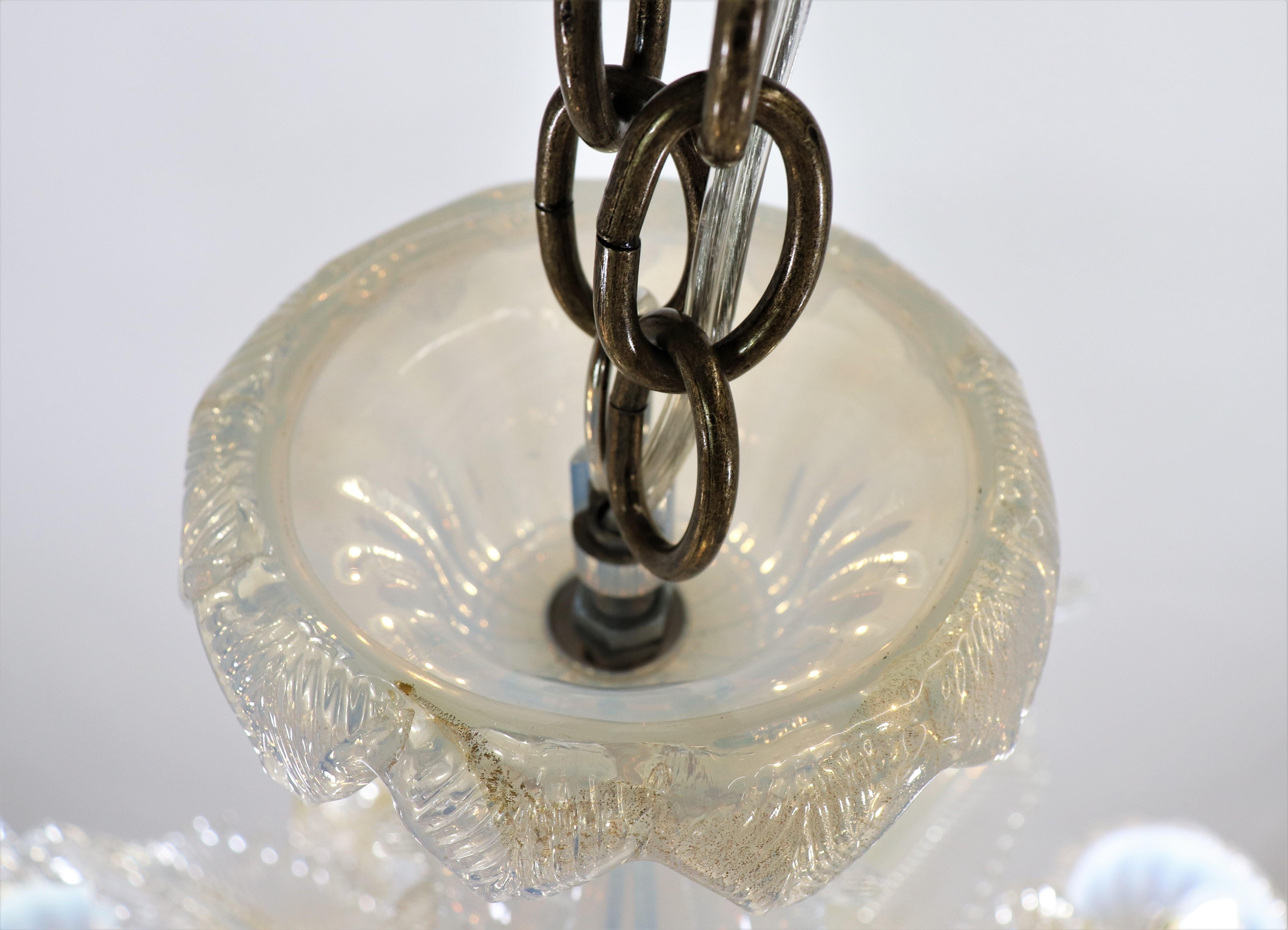 Italiano Lampadario a otto bracci di Murano in stile barocco di metà secolo con infusione di oro e opalina in vendita