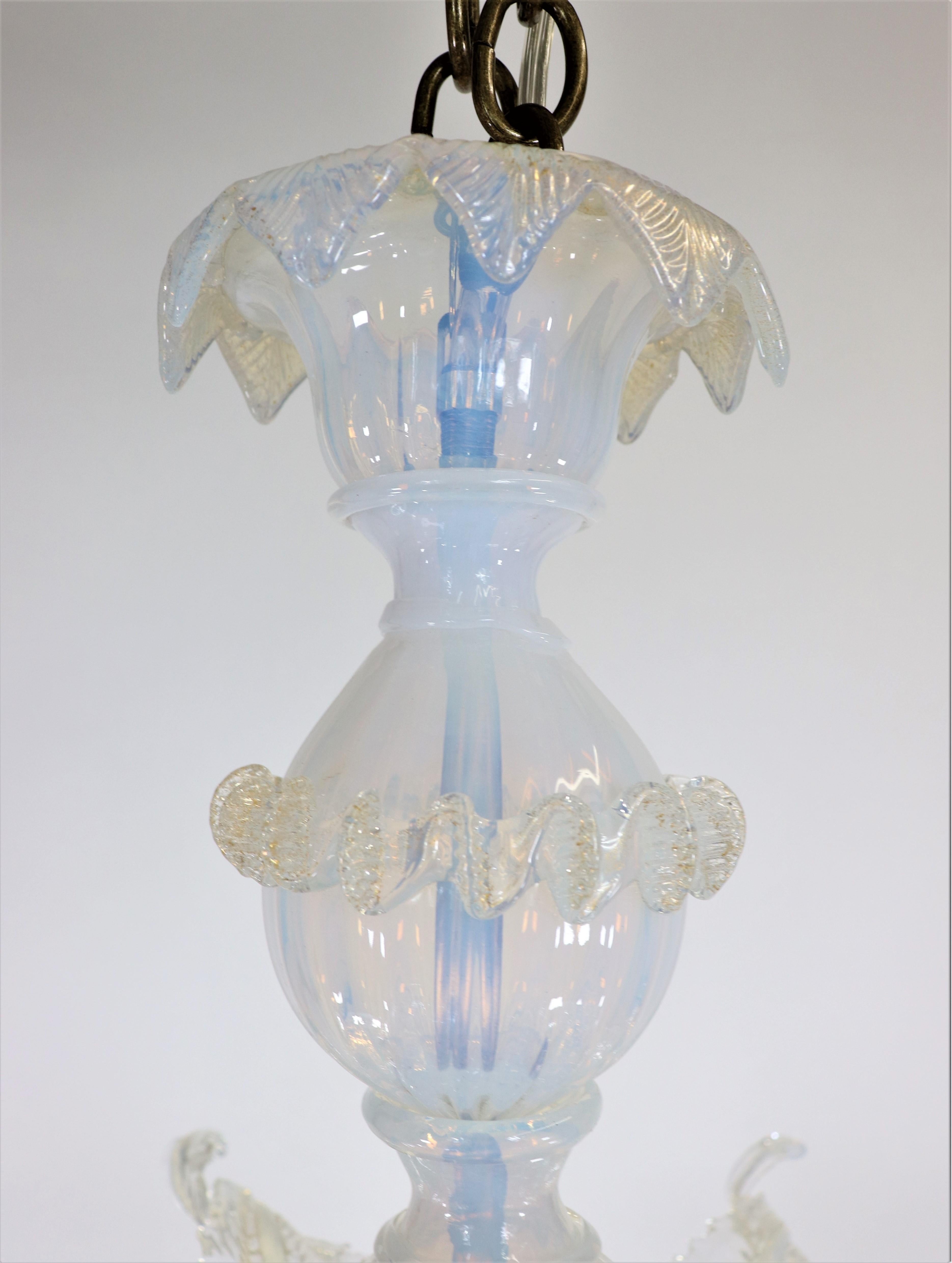 Fatto a mano Lampadario a otto bracci di Murano in stile barocco di metà secolo con infusione di oro e opalina in vendita