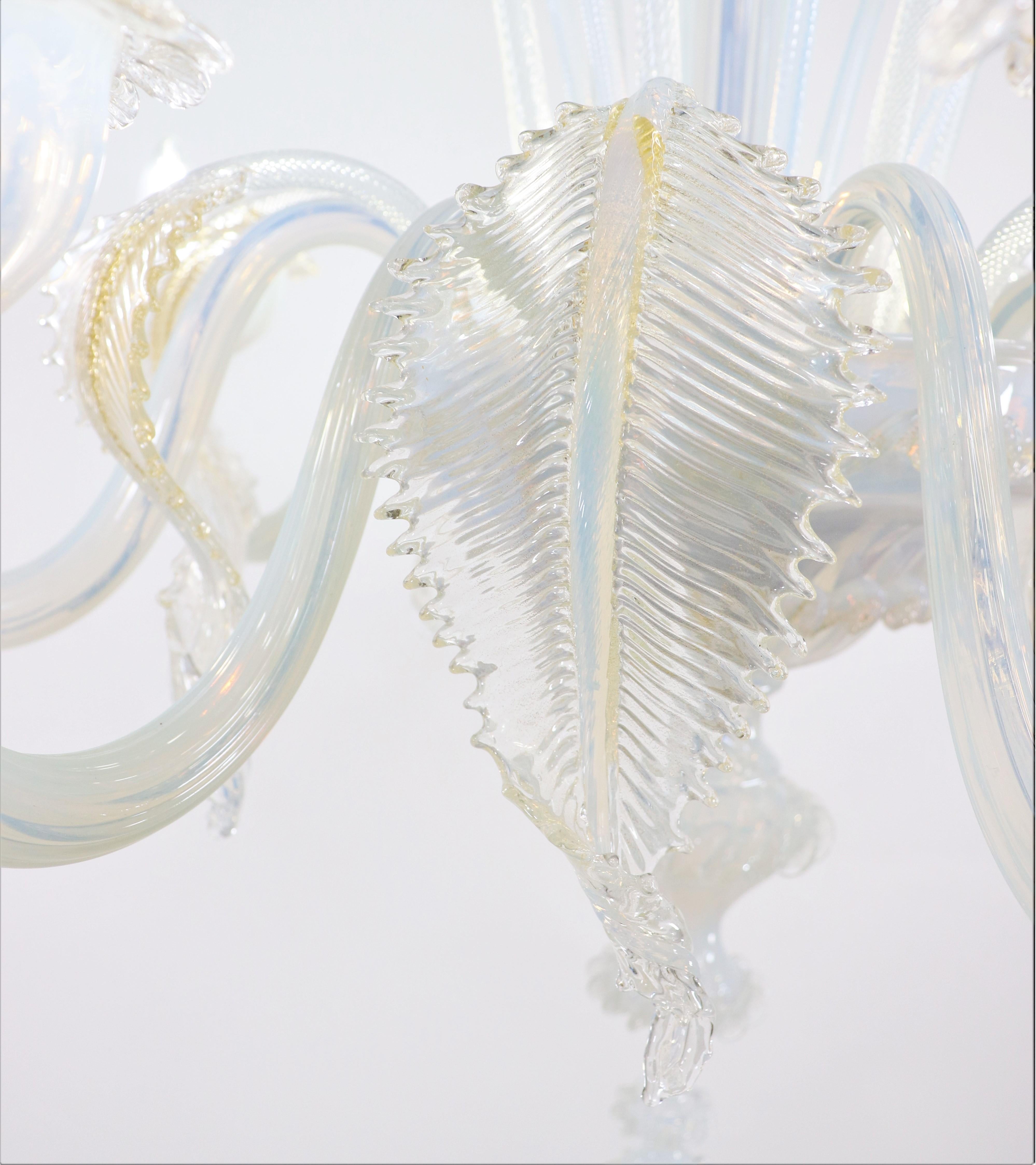 XX secolo Lampadario a otto bracci di Murano in stile barocco di metà secolo con infusione di oro e opalina in vendita