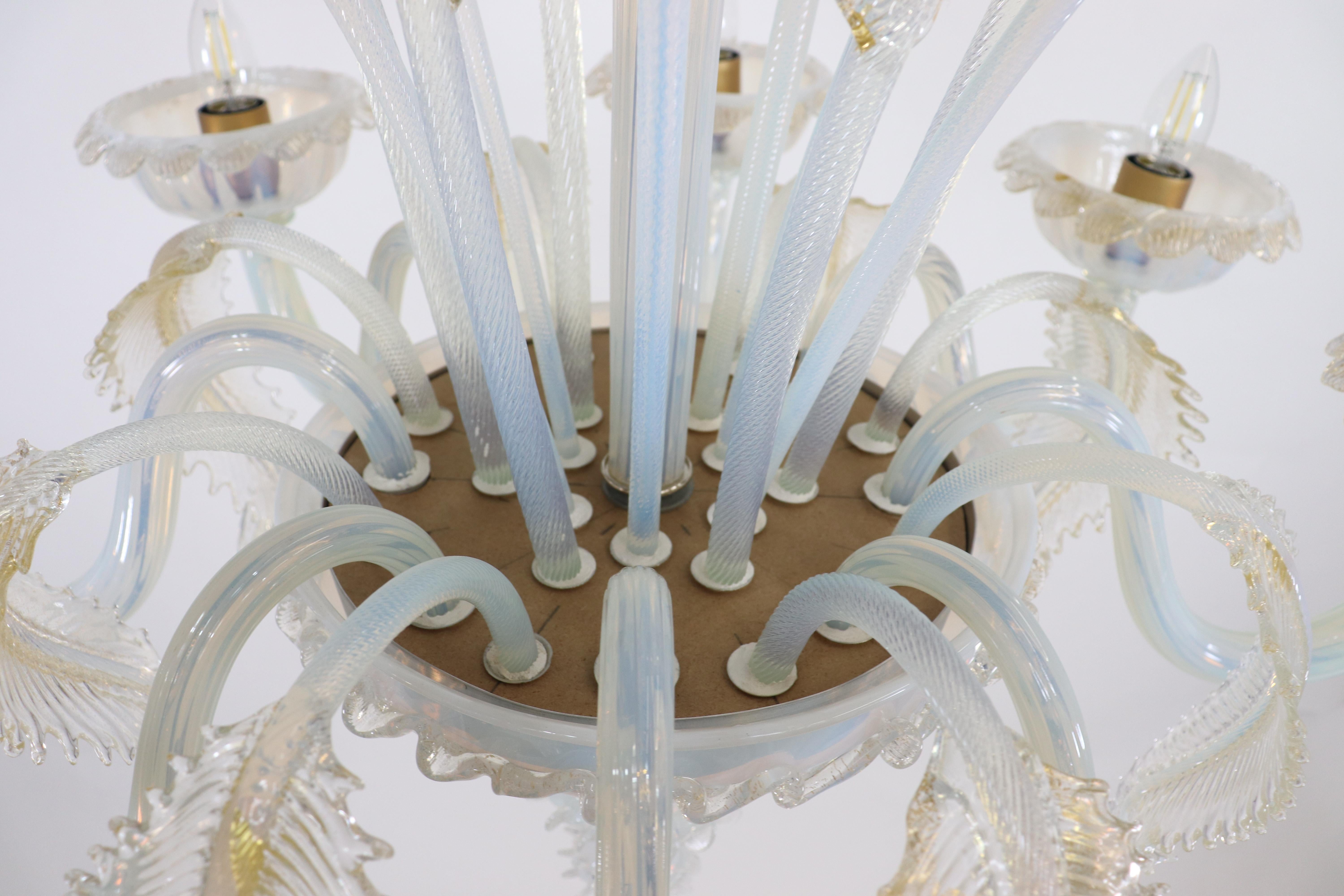 Vetro soffiato Lampadario a otto bracci di Murano in stile barocco di metà secolo con infusione di oro e opalina in vendita
