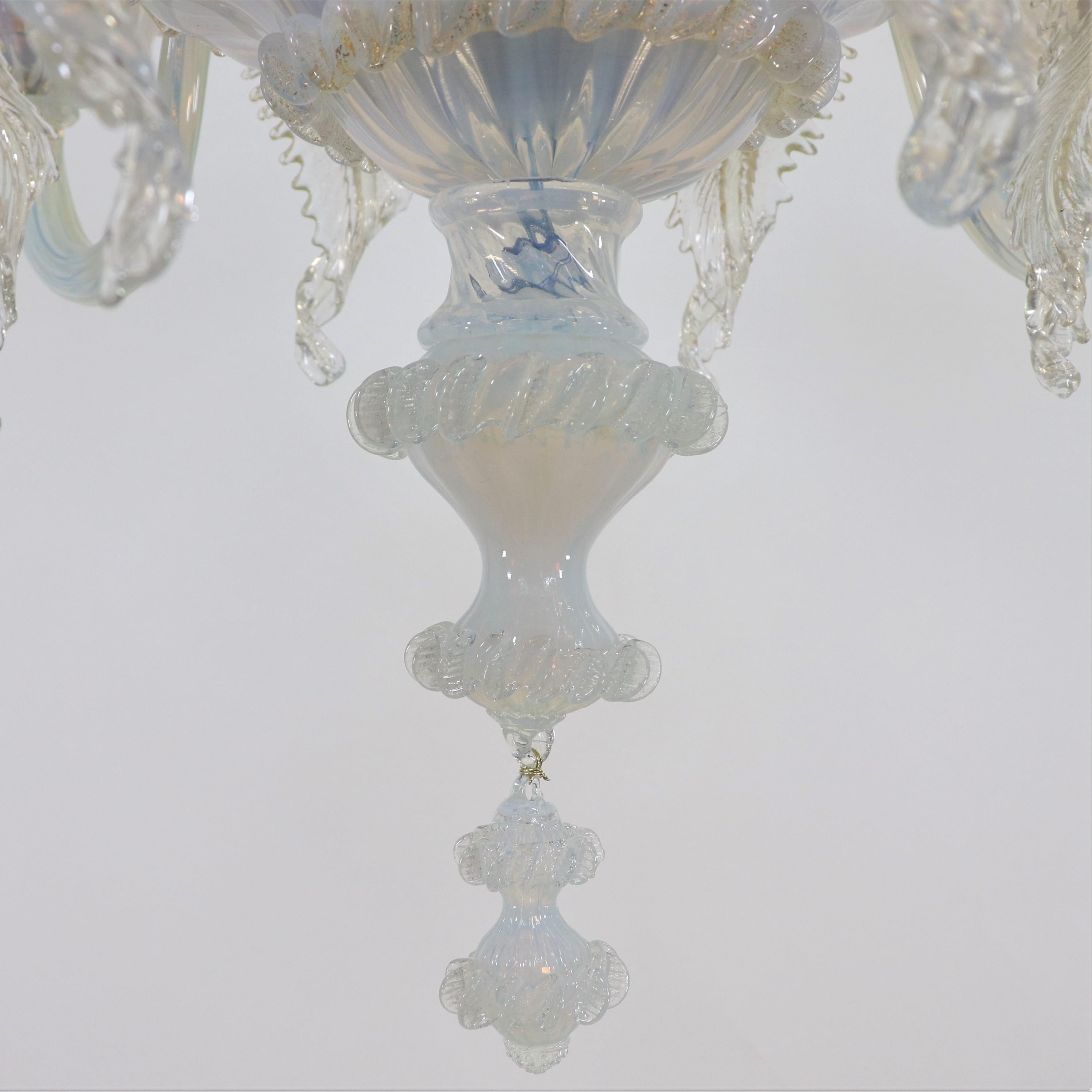 Lampadario a otto bracci di Murano in stile barocco di metà secolo con infusione di oro e opalina in vendita 1