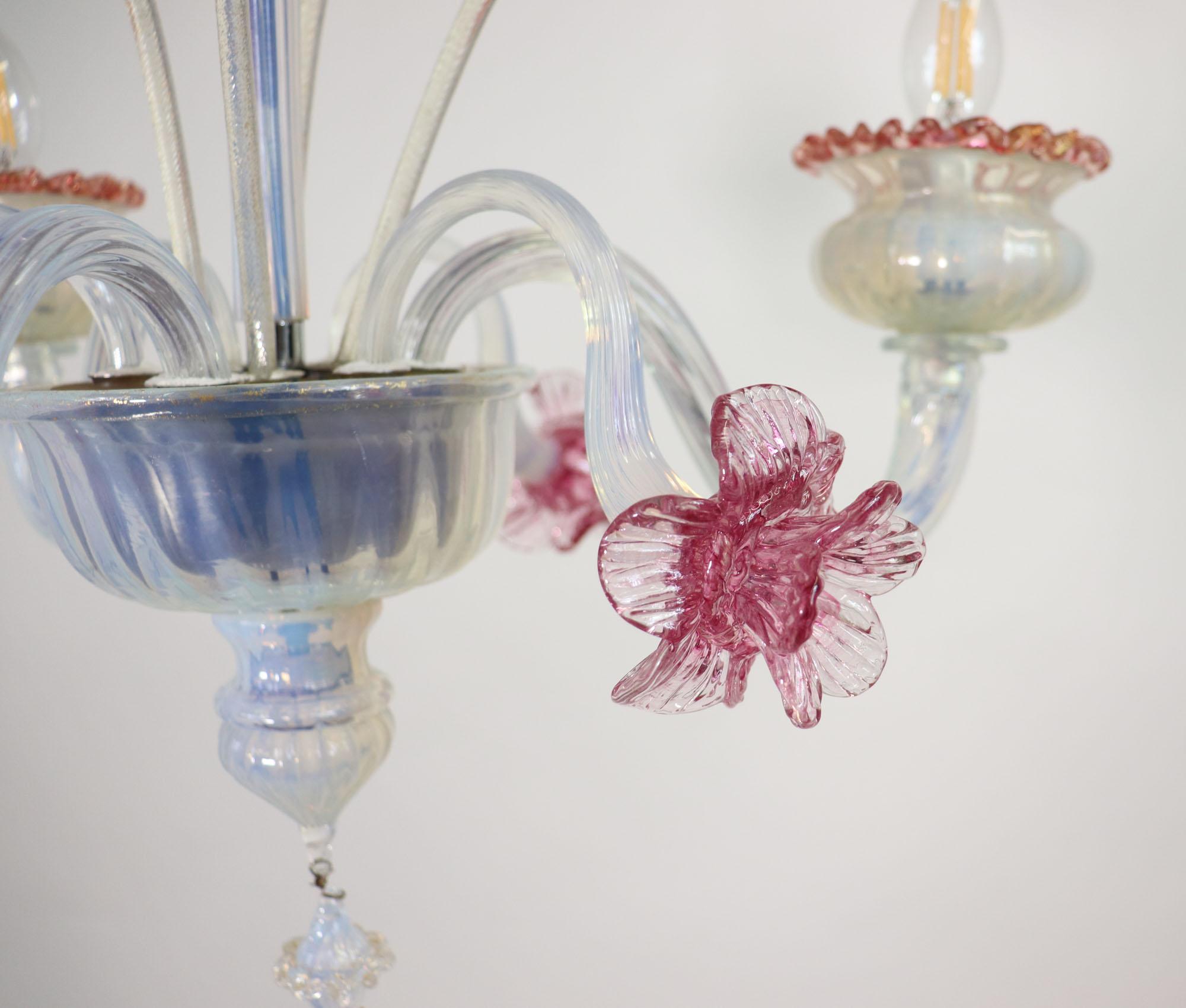 Lustre Murano à trois bras de lumière en opaline florale de style baroque du milieu du siècle dernier en vente 4