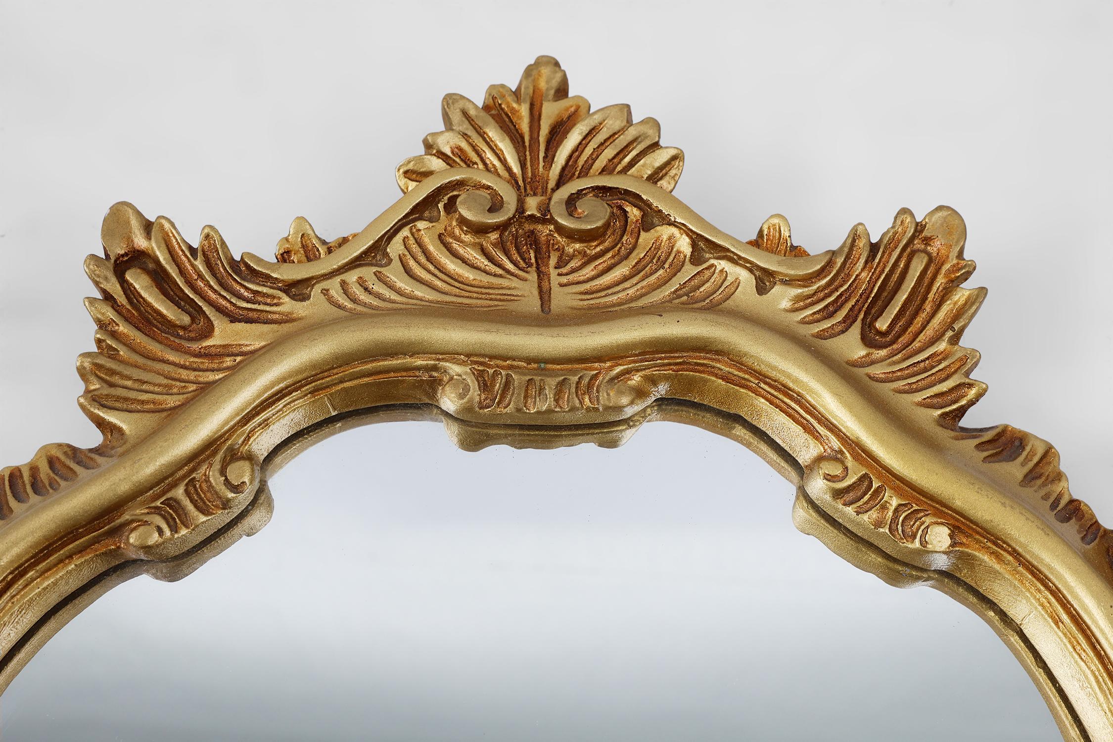 Espejo dorado de estilo barroco de mediados de siglo, Francia, años 50 Renacimiento barroco en venta