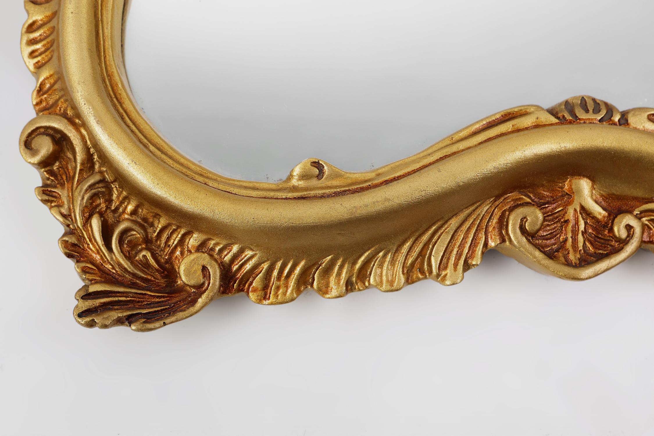 Espejo dorado de estilo barroco de mediados de siglo, Francia, años 50 en venta 2