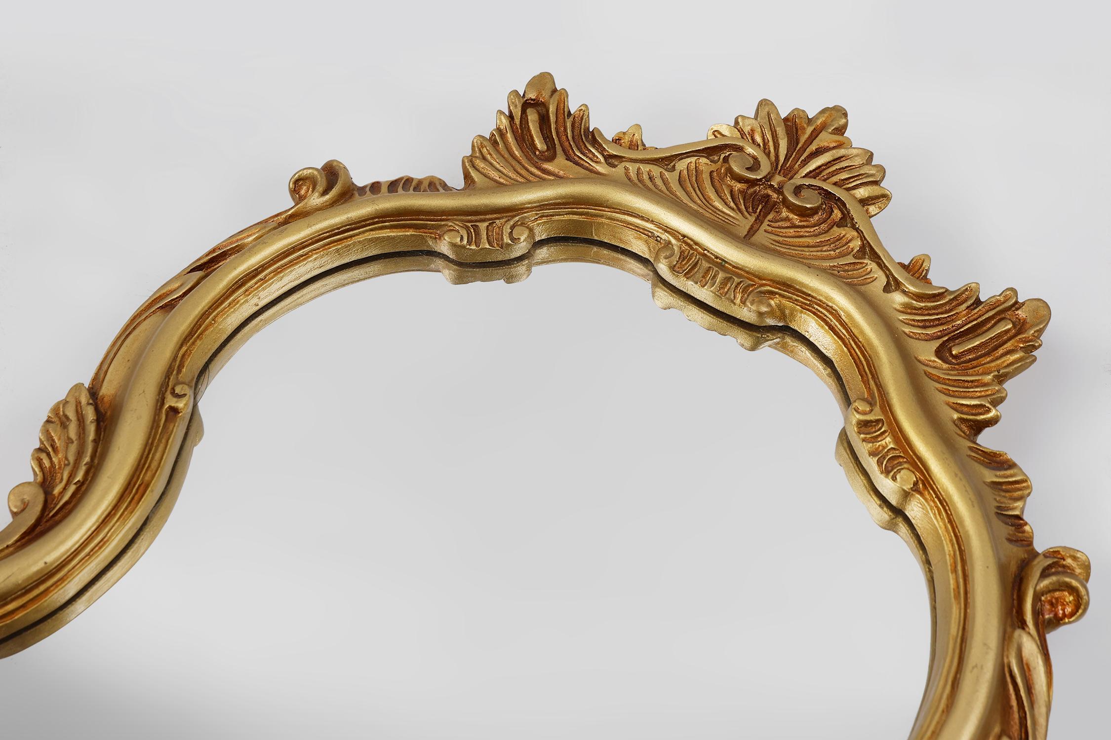 Espejo dorado de estilo barroco de mediados de siglo, Francia, años 50 en venta 3