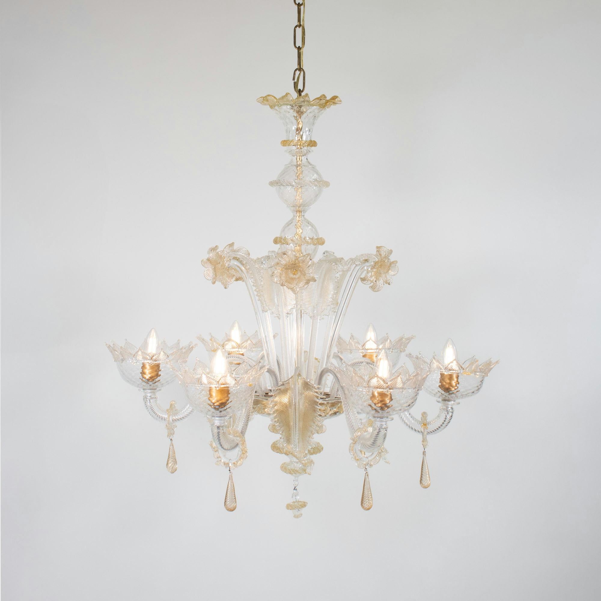 Italiano Lampadario di Murano in stile barocco di metà secolo con infusione d'oro