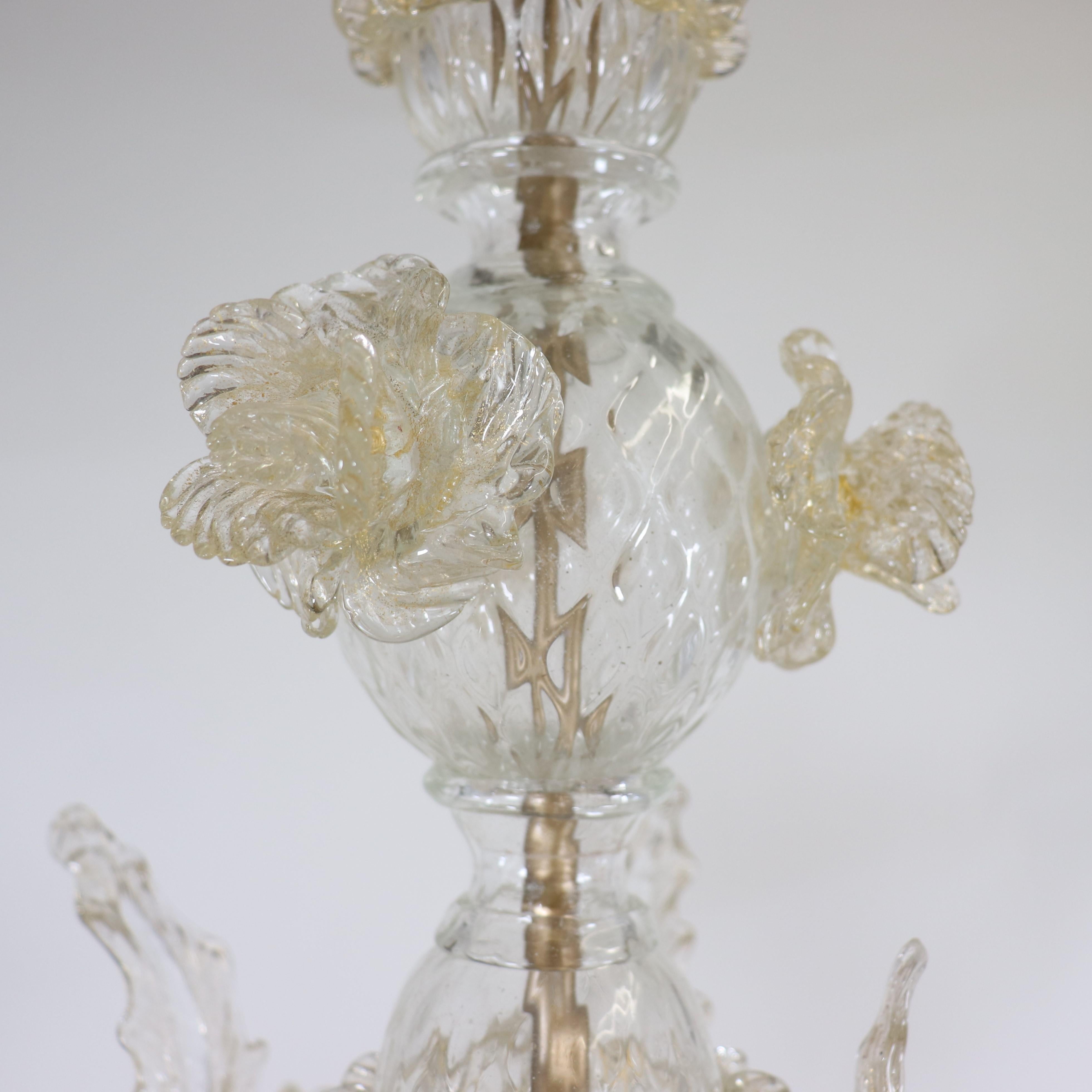 Lampadario di Murano in stile barocco di metà secolo con infuso d'oro e baubles rossi in vendita 2