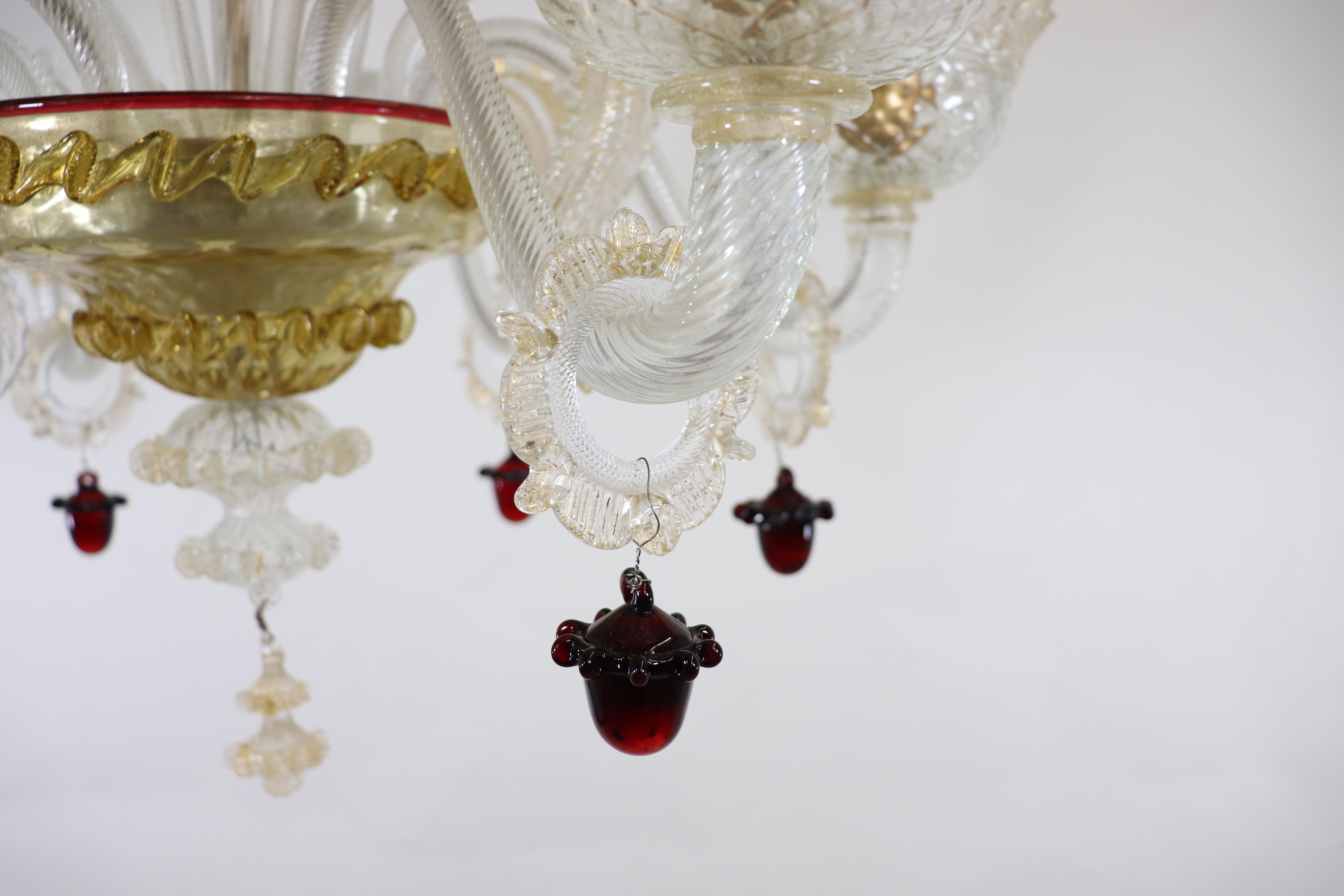 Lampadario di Murano in stile barocco di metà secolo con infuso d'oro e baubles rossi in vendita 6