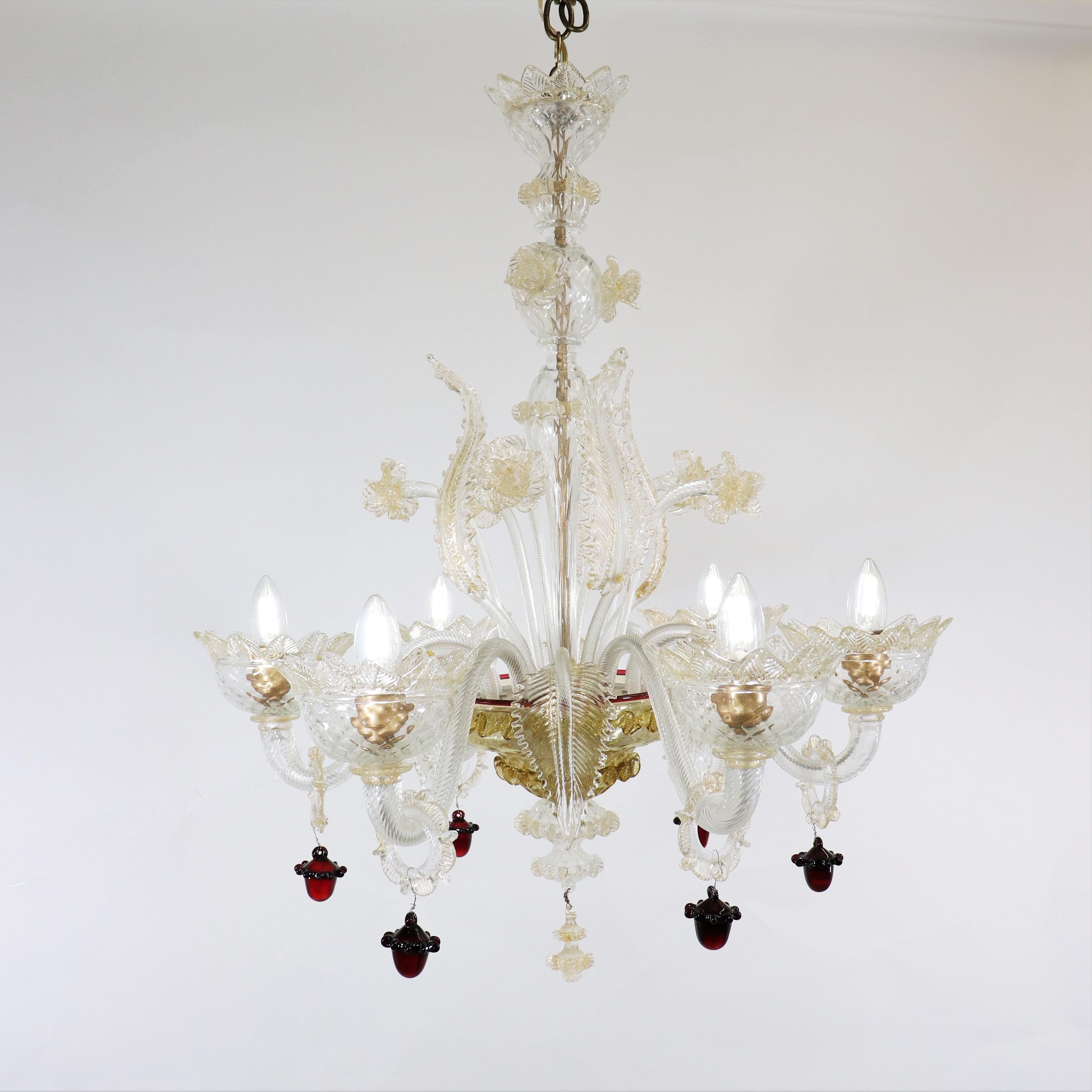 Barocco Lampadario di Murano in stile barocco di metà secolo con infuso d'oro e baubles rossi in vendita