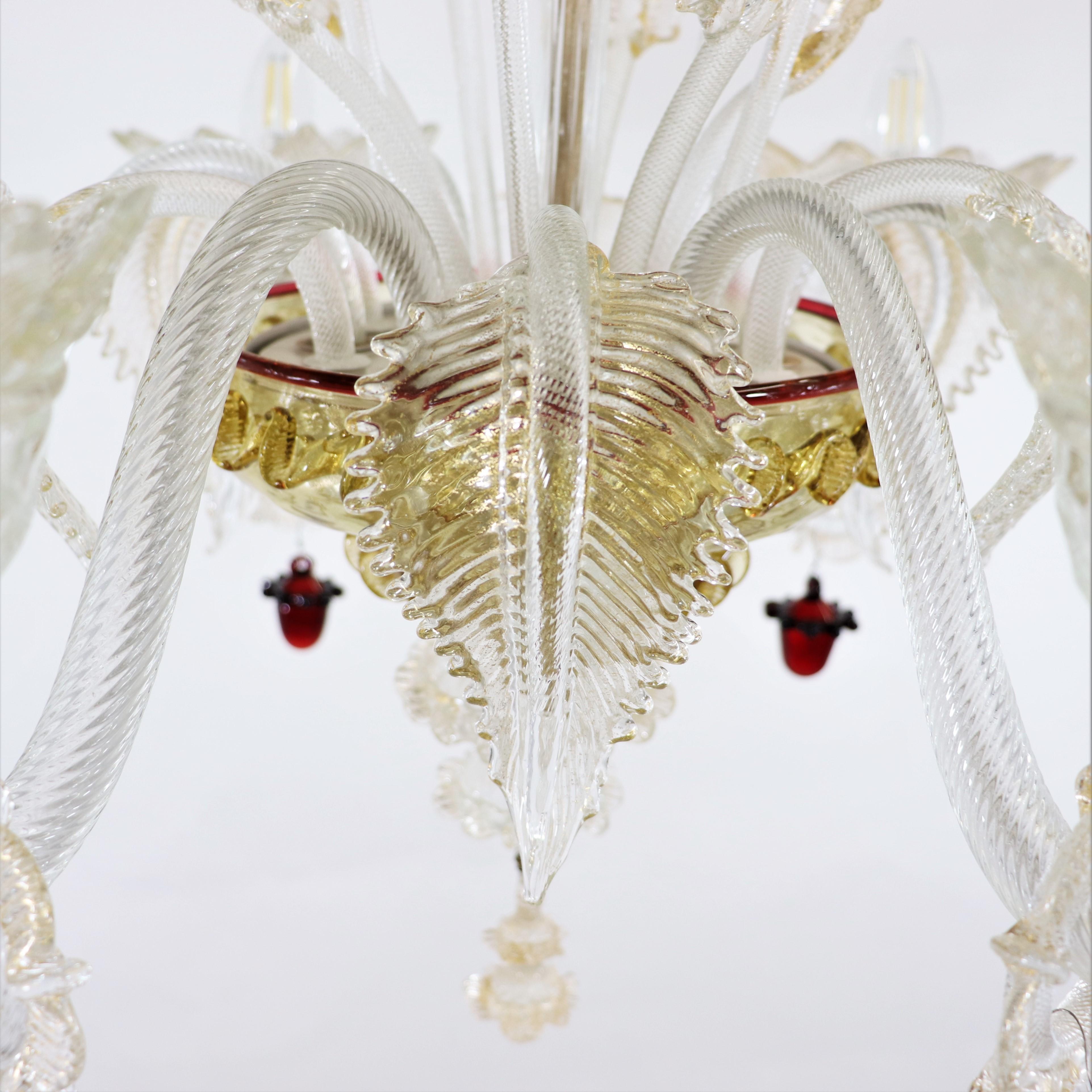 Italiano Lampadario di Murano in stile barocco di metà secolo con infuso d'oro e baubles rossi in vendita