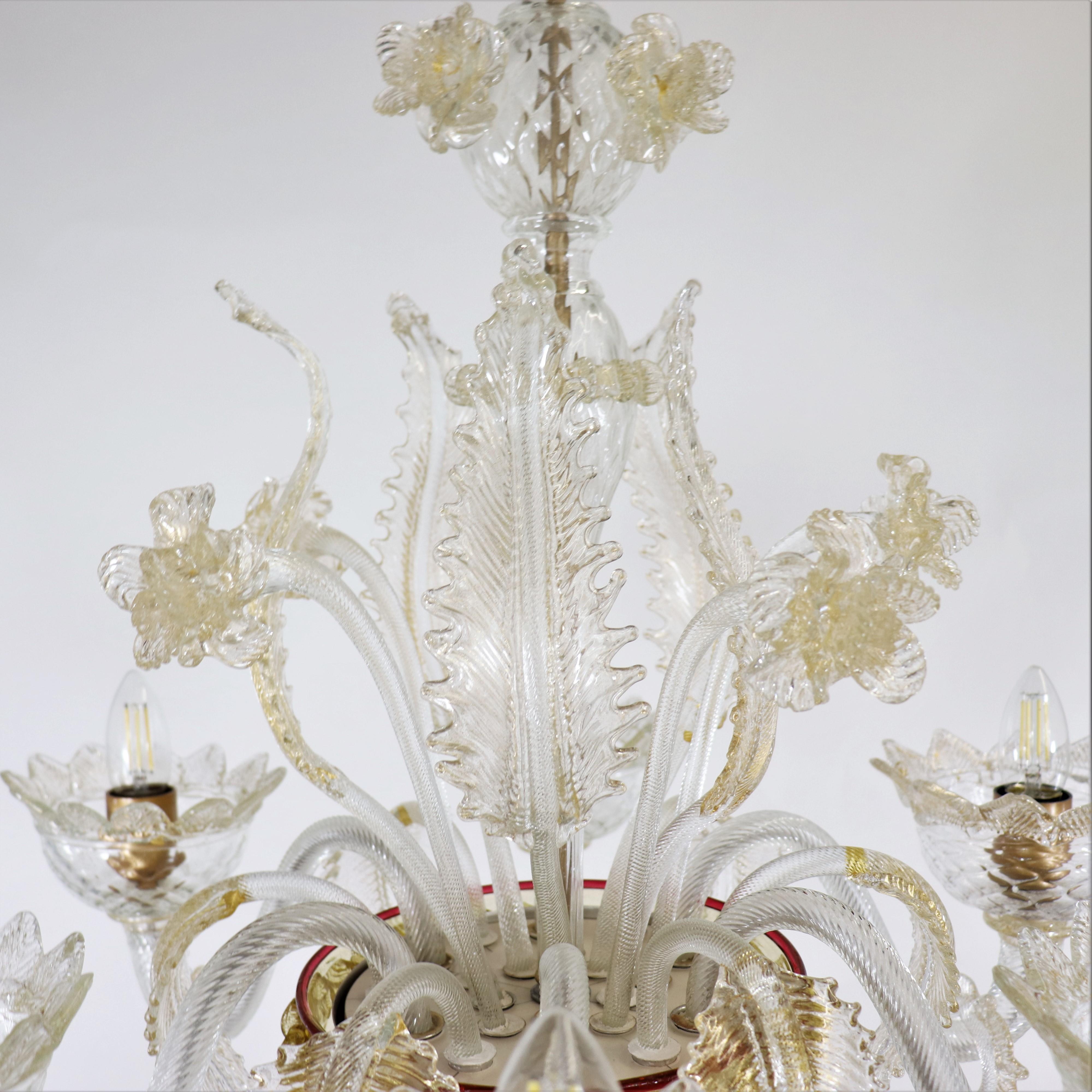 Fatto a mano Lampadario di Murano in stile barocco di metà secolo con infuso d'oro e baubles rossi in vendita