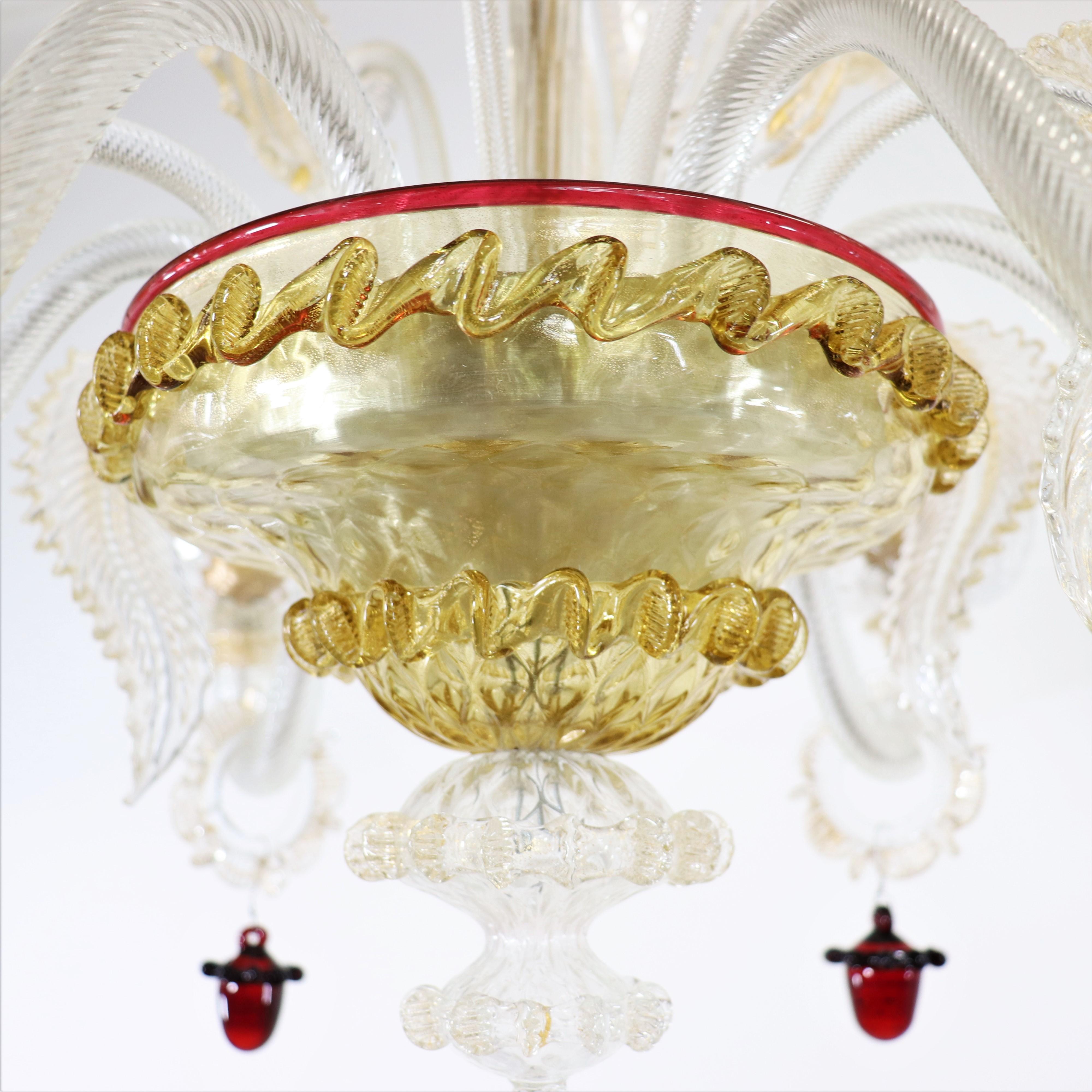 Lampadario di Murano in stile barocco di metà secolo con infuso d'oro e baubles rossi In condizioni buone in vendita a Chicago, IL