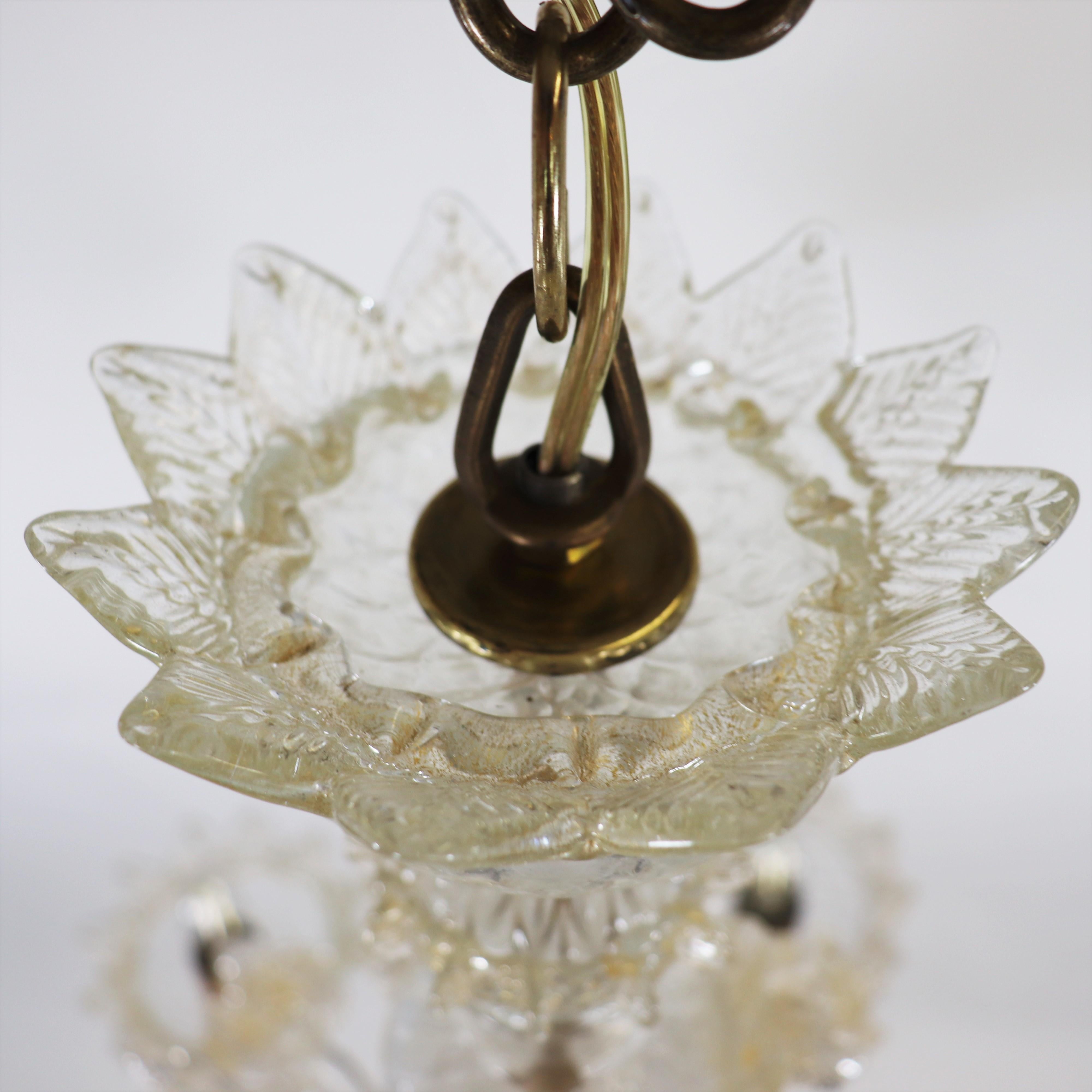 XX secolo Lampadario di Murano in stile barocco di metà secolo con infuso d'oro e baubles rossi in vendita