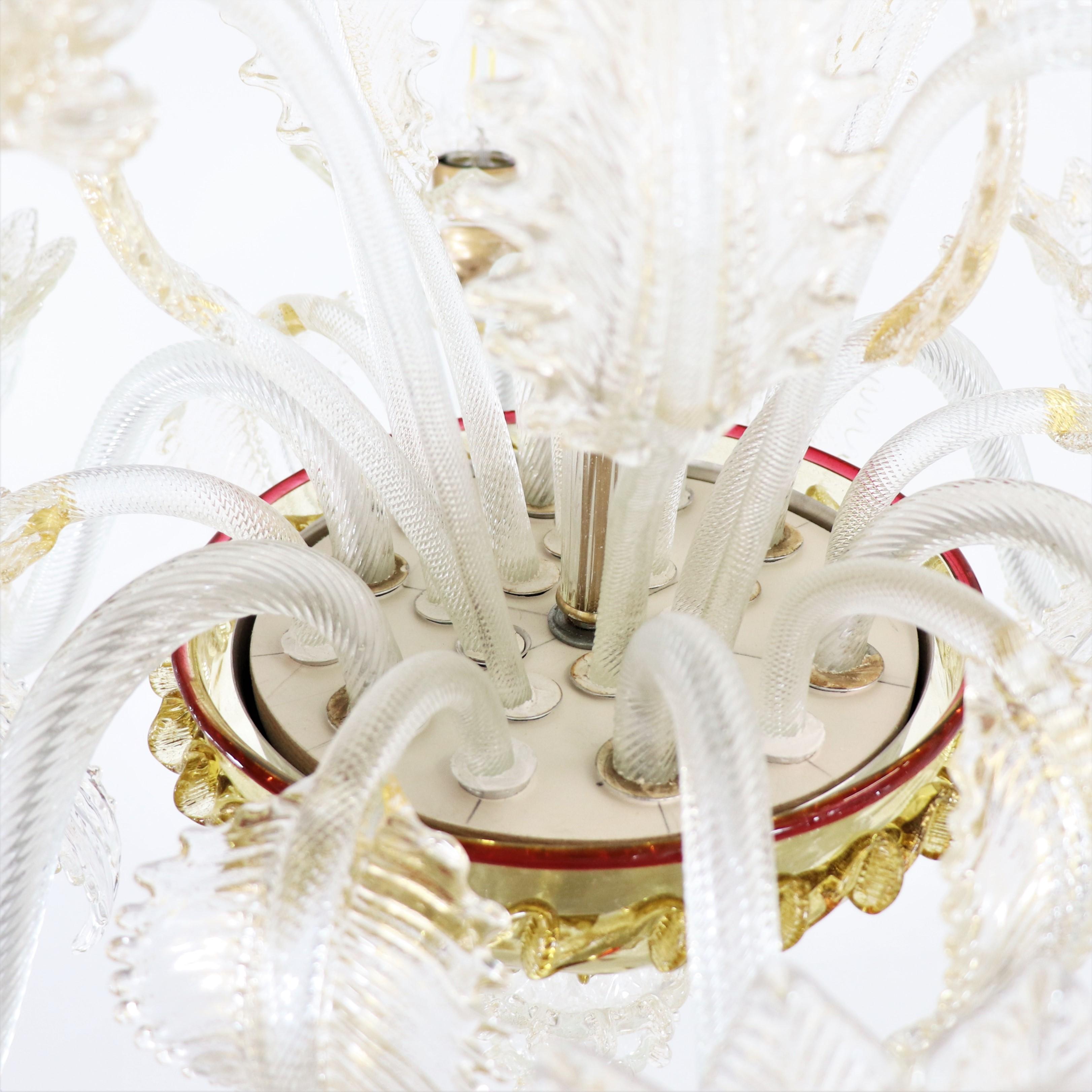 Vetro soffiato Lampadario di Murano in stile barocco di metà secolo con infuso d'oro e baubles rossi in vendita