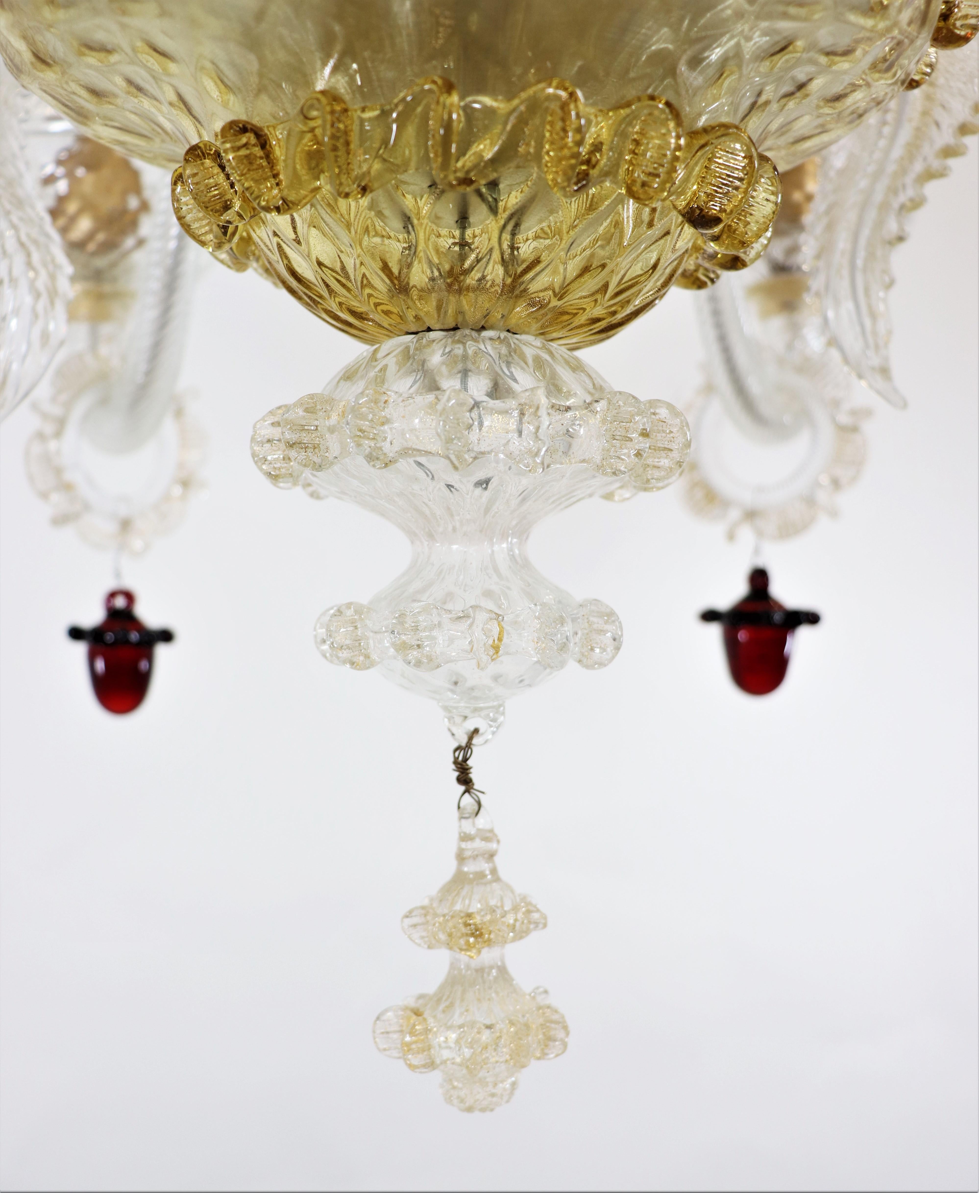 Lampadario di Murano in stile barocco di metà secolo con infuso d'oro e baubles rossi in vendita 1